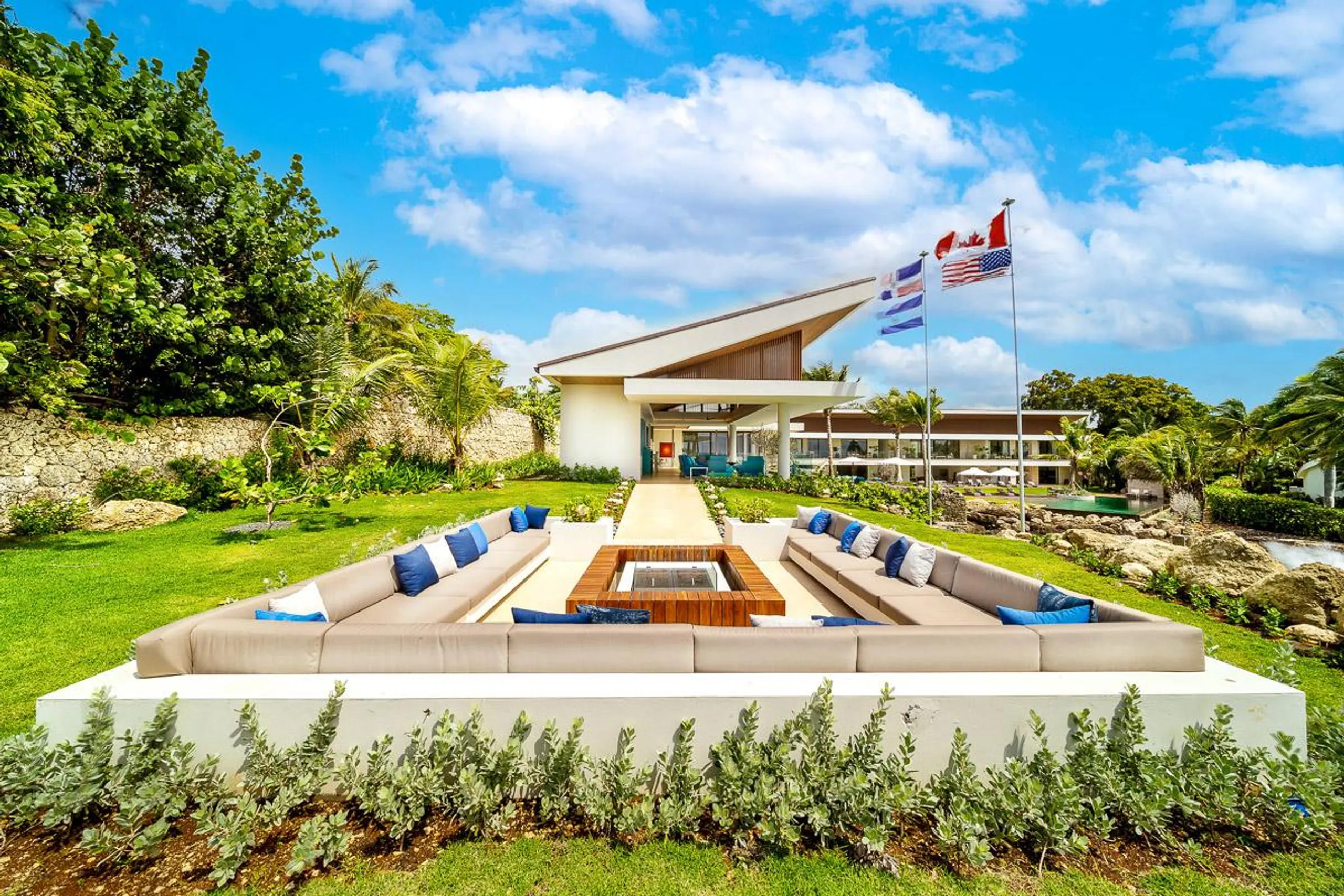 Glamorous Seaside Estate with Infinity Pool and Walks to Beach — photograph 5