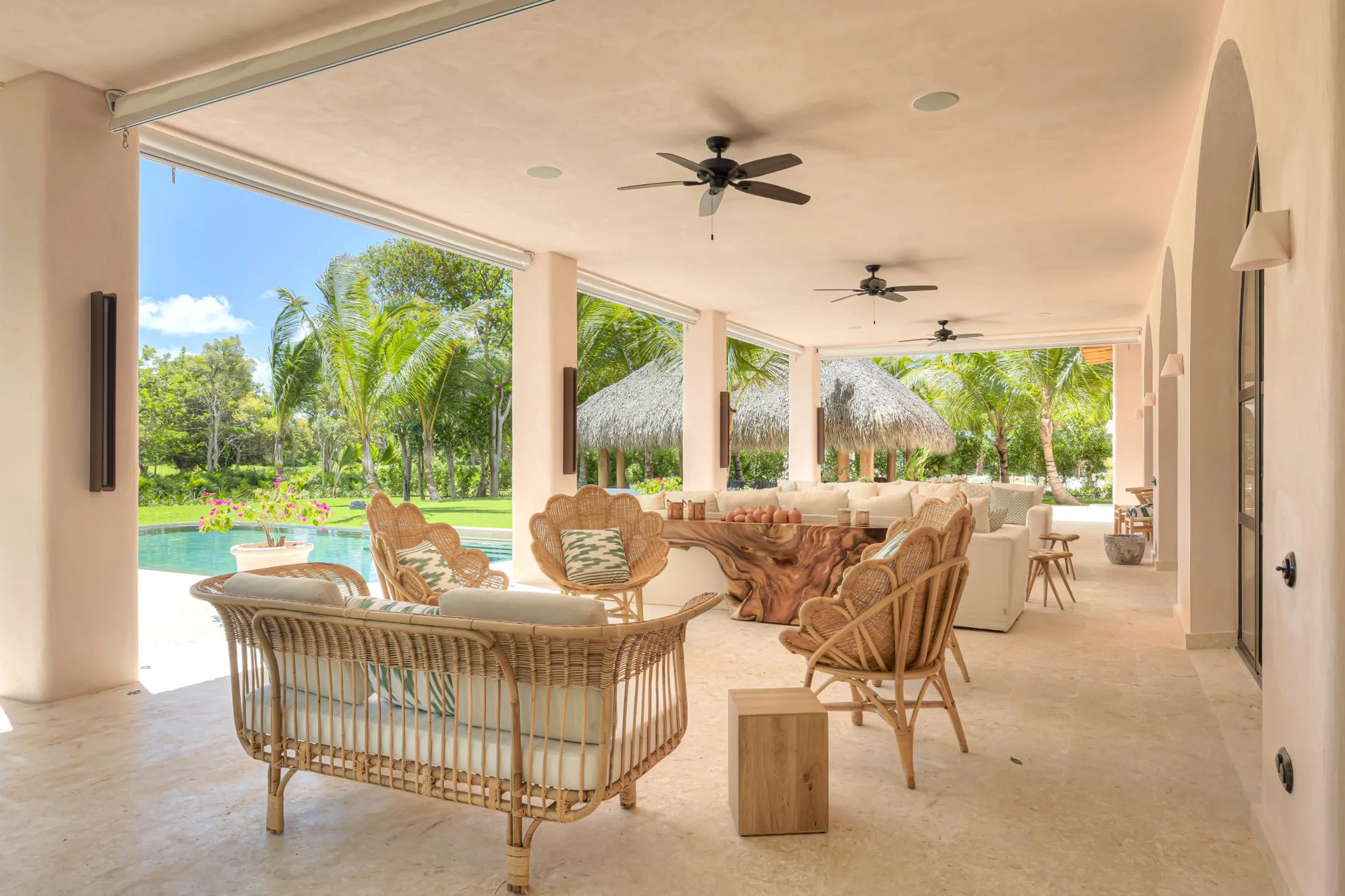Eclectic 5BR Villa with Private Pool and Lush Surroundings — photograph 7