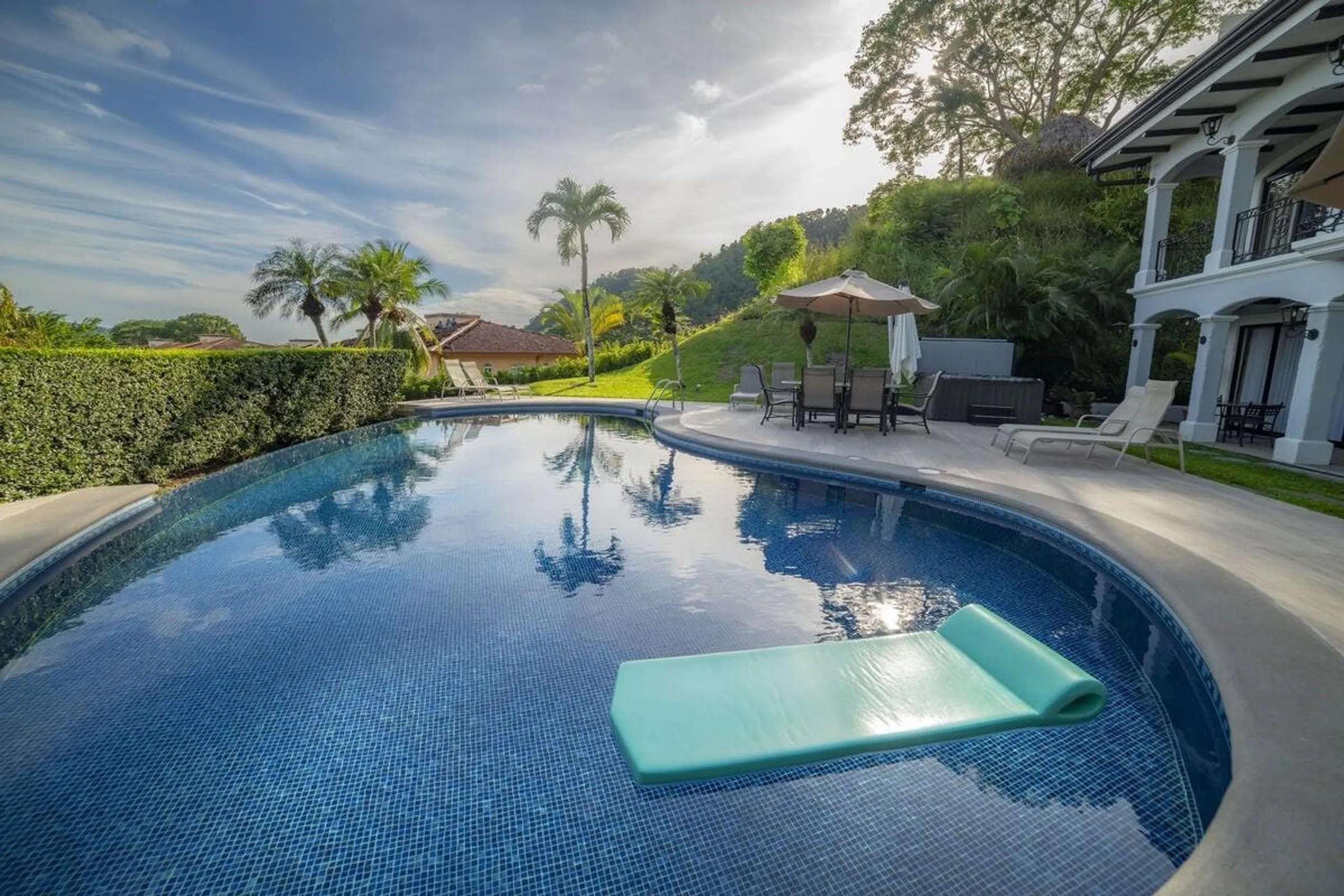 Tranquil Hillside Villa with Private Pool — photograph 4