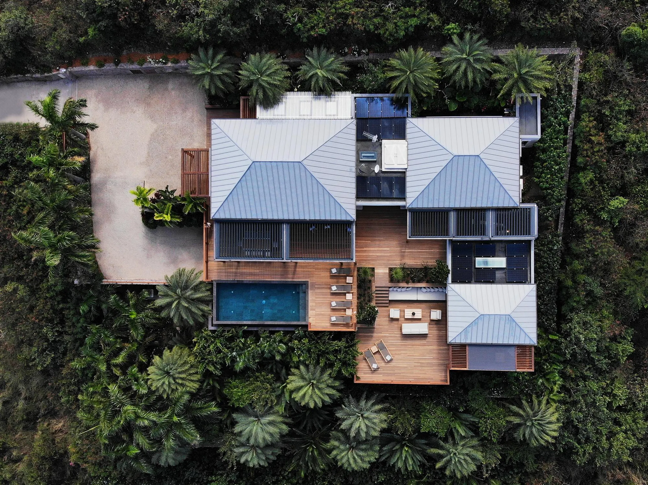 Expansive Eco- Estate with Private Pool and Movie Theater — photograph 3