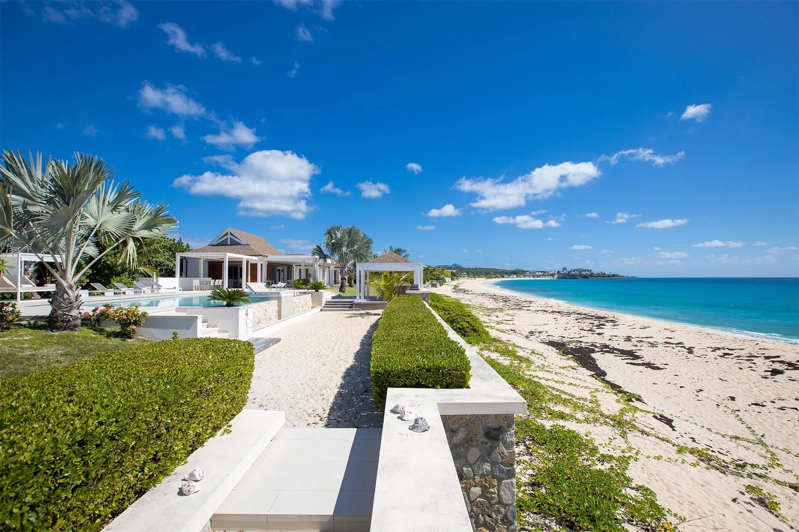 Chic Beachfront Contemporary Styled Villa with Private Pool — photograph 5