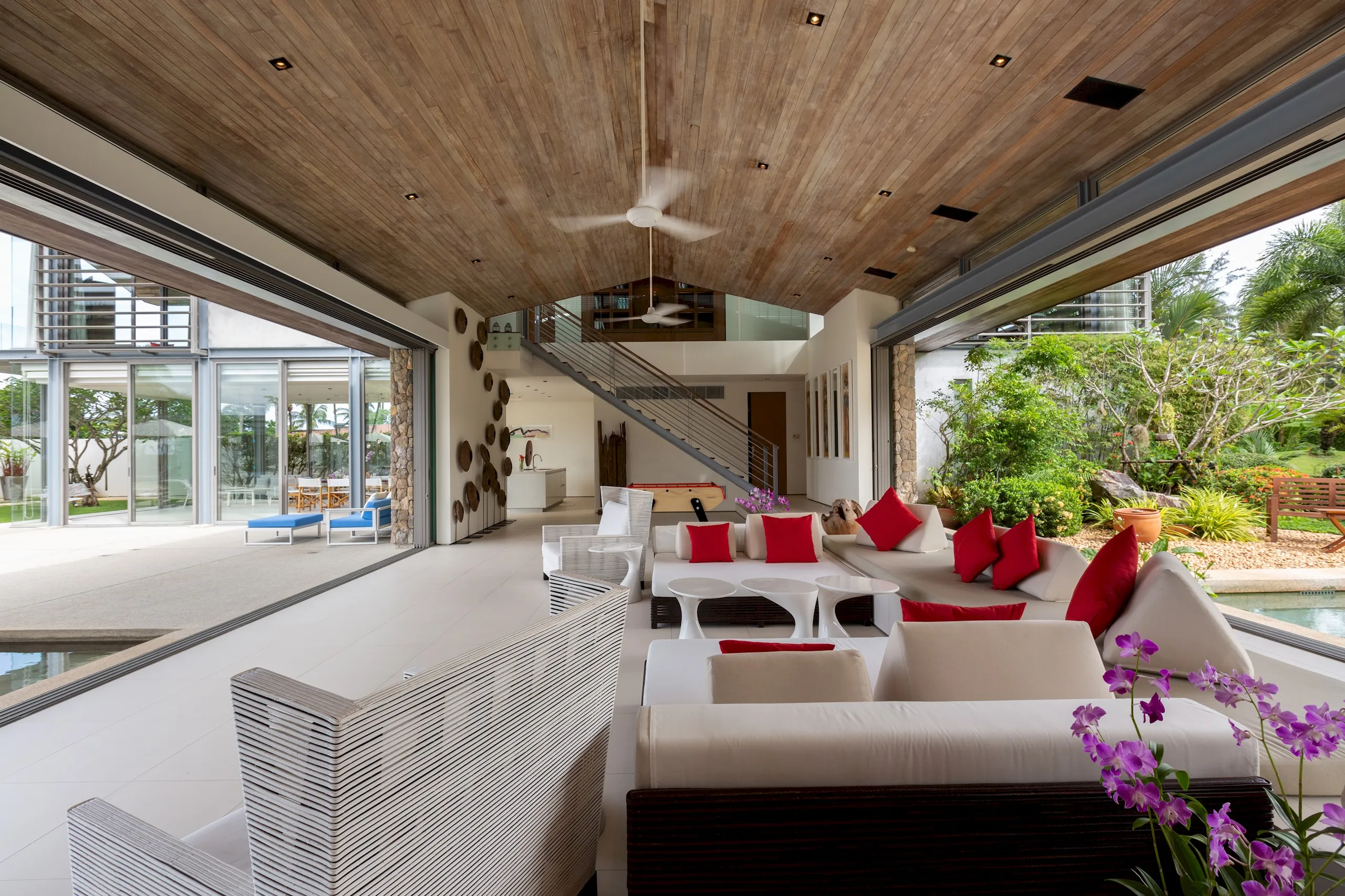 Captivating 5BR Phuket Retreat with Invigorating Pool — photograph 6