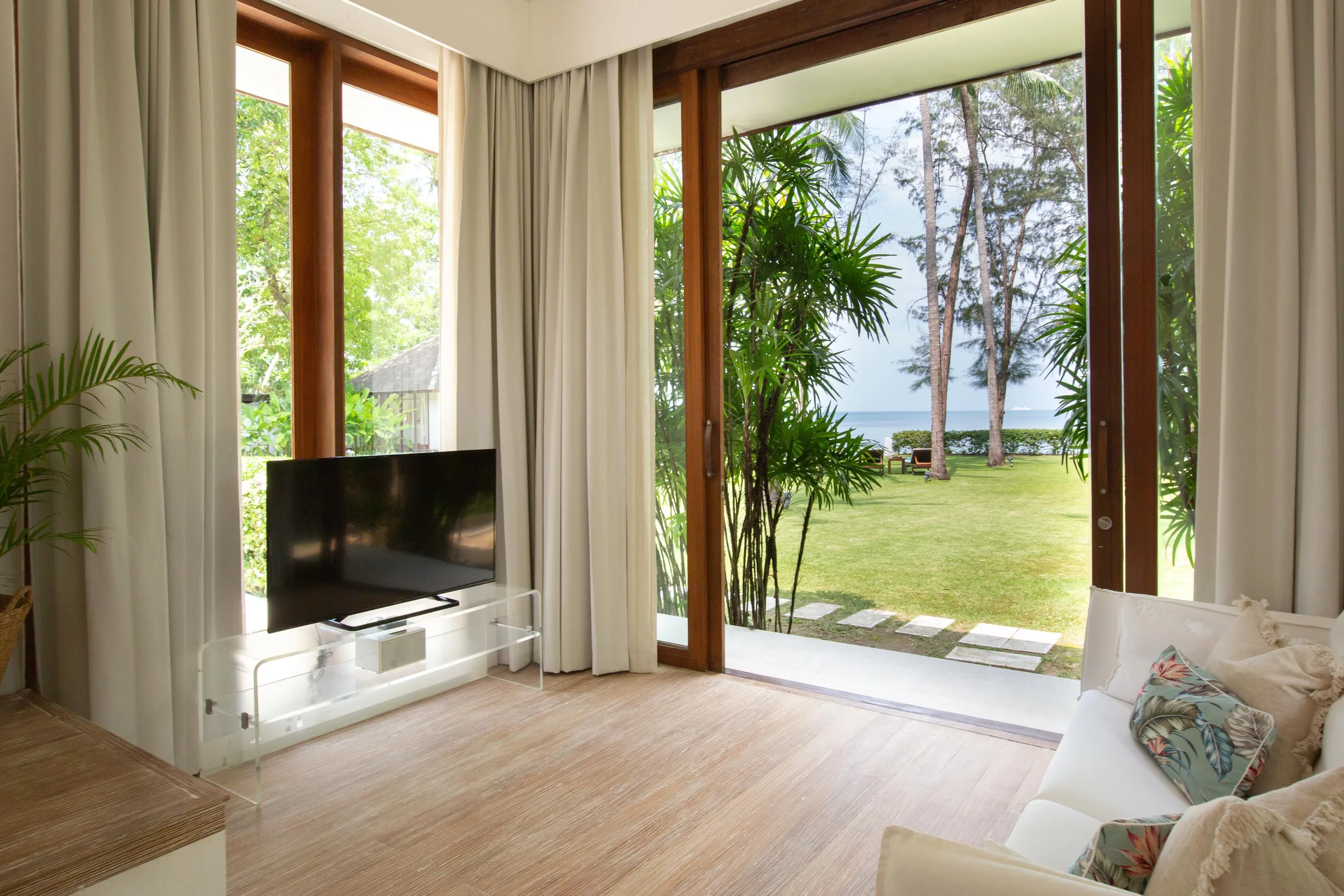 Comfortable and Luxurious 6BR Villa with Dual Pools, Treehouse & Outdoor Cinema — photograph 12