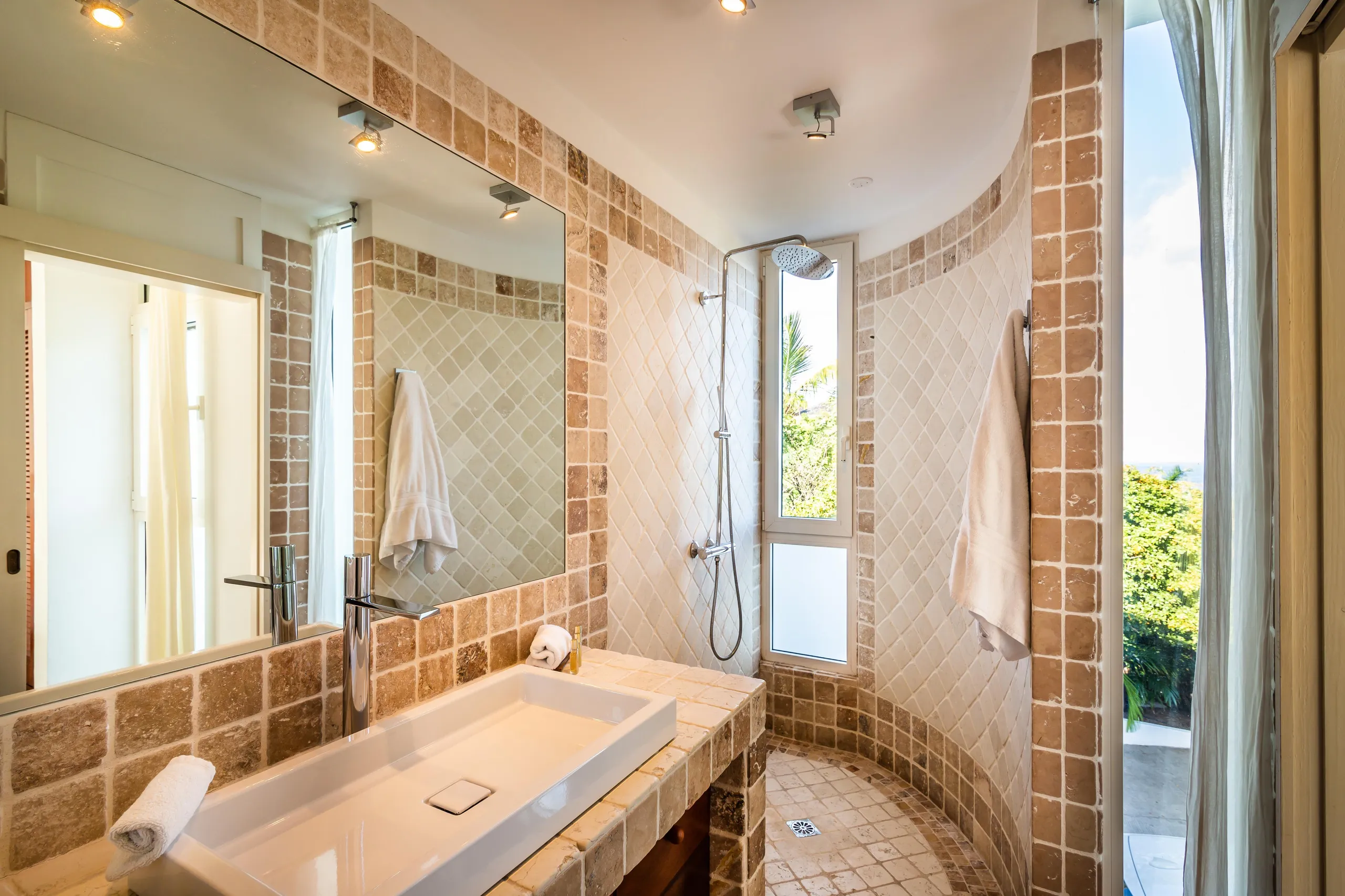 Magnificent Paradise Estate with Private Pool and Walks to Beach — photograph 8