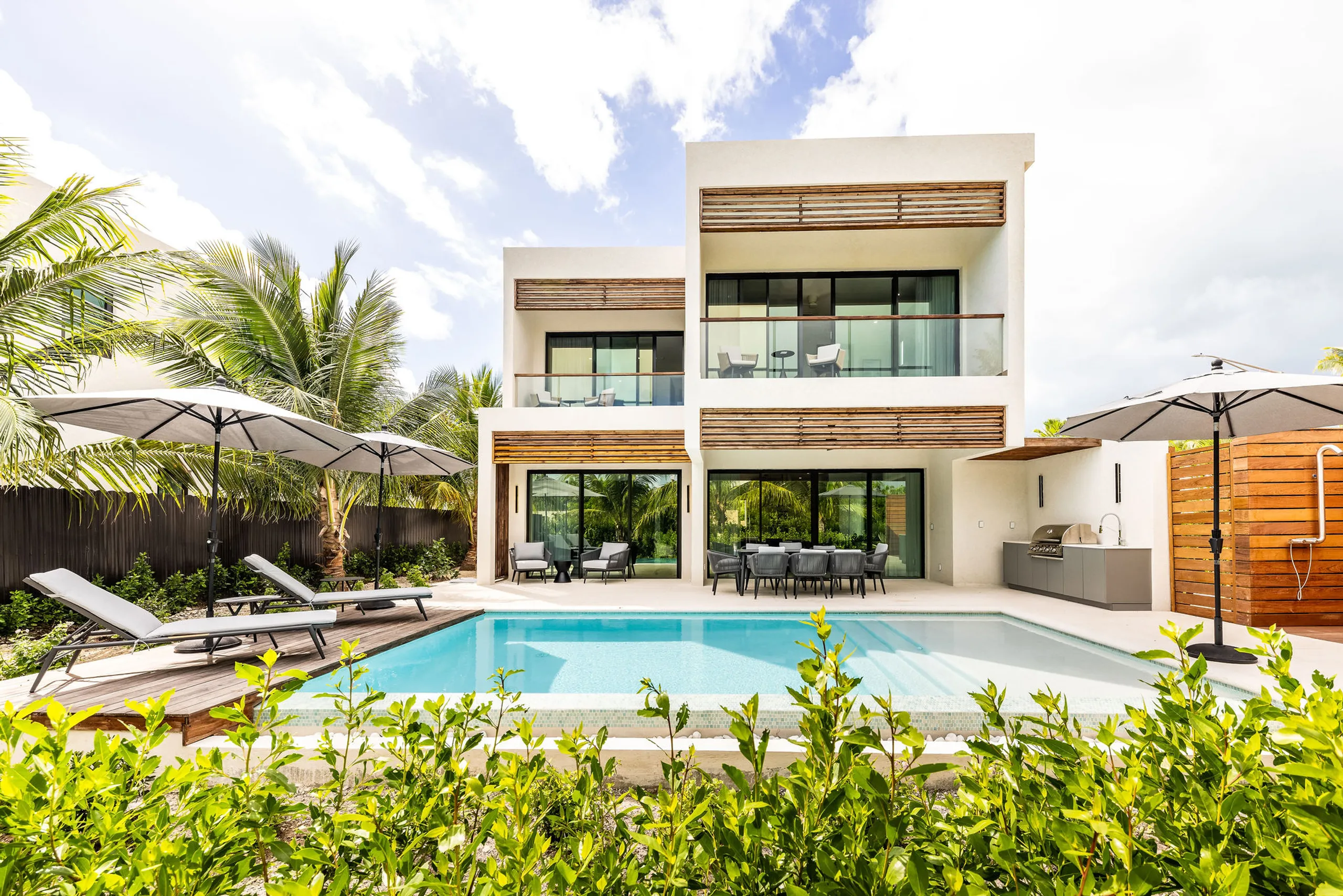 Contemporary 3 Bedroom Villa with Private Pool, & Lush Garden — photograph 2