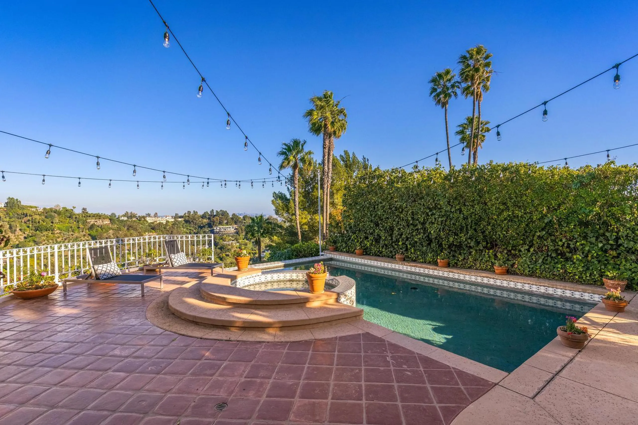Bel Air Classic Luxury Estate with Private Pool and Stunning Views — photograph 2