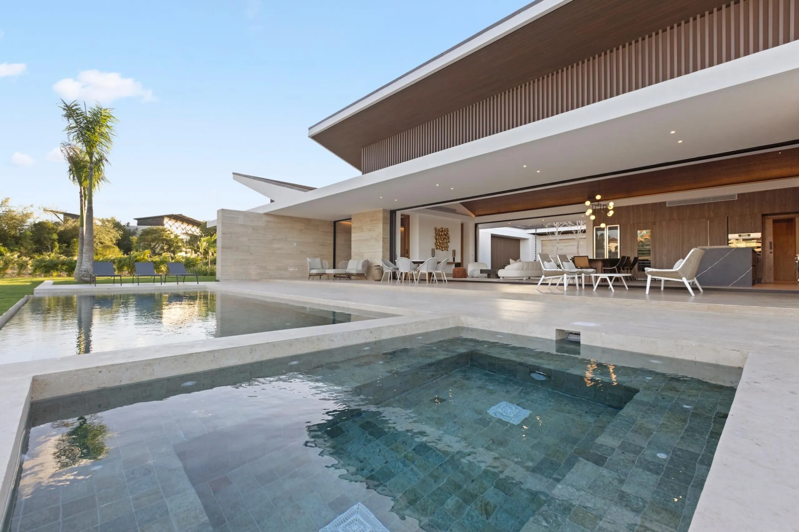 Splendorous Brand-new Modern Villa with Infinity Pool and Heated Jacuzzi — photograph 5