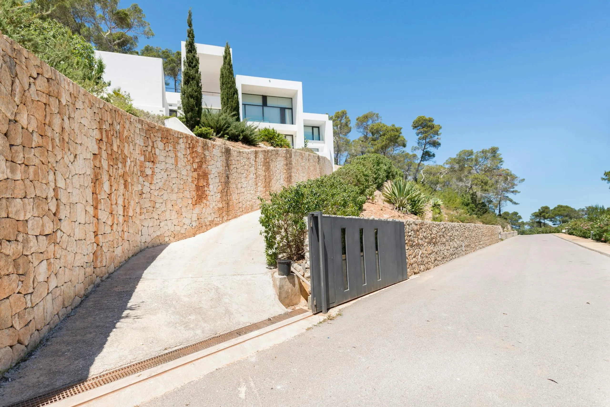 Roca Lisa Modern Contemporary Villa with Infinity Pool and Ocean Views — photograph 12