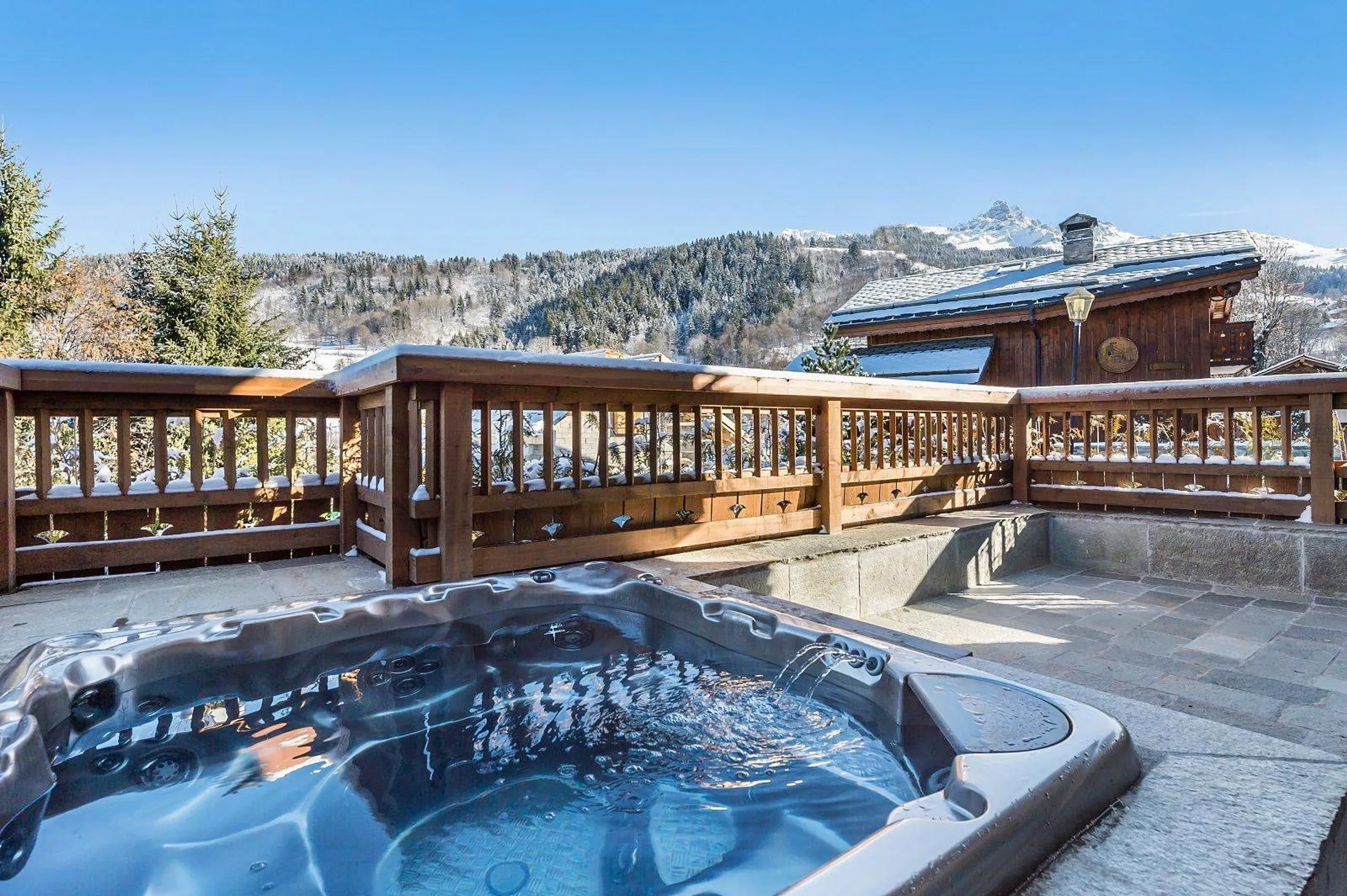 Majestic Mountain Villa with Outdoor Jacuzzi in Scenic Méribel — photograph 2