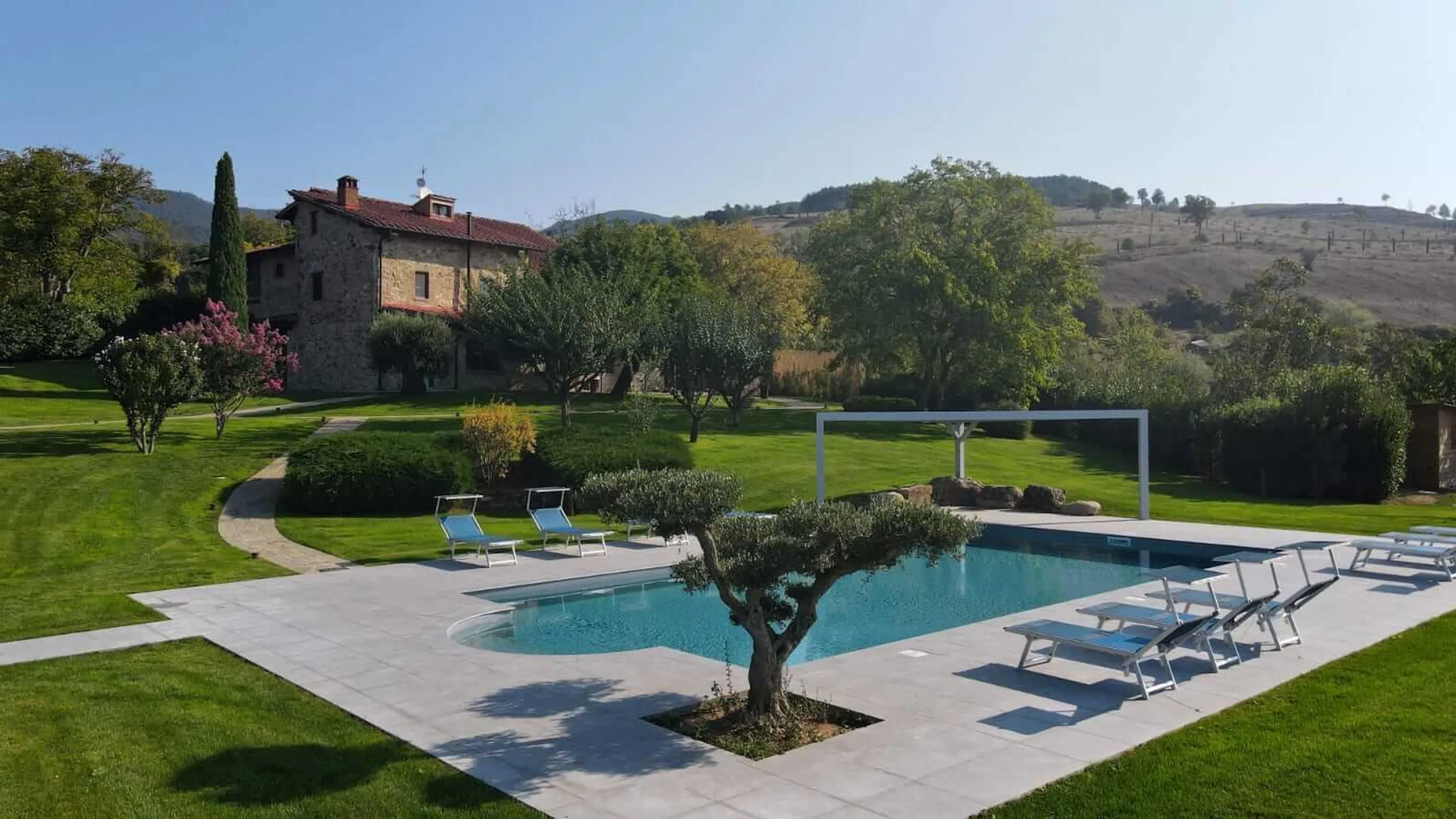 Spacious Tuscan Stone Villa with Pool, Garden, and Scenic Views — photograph 6