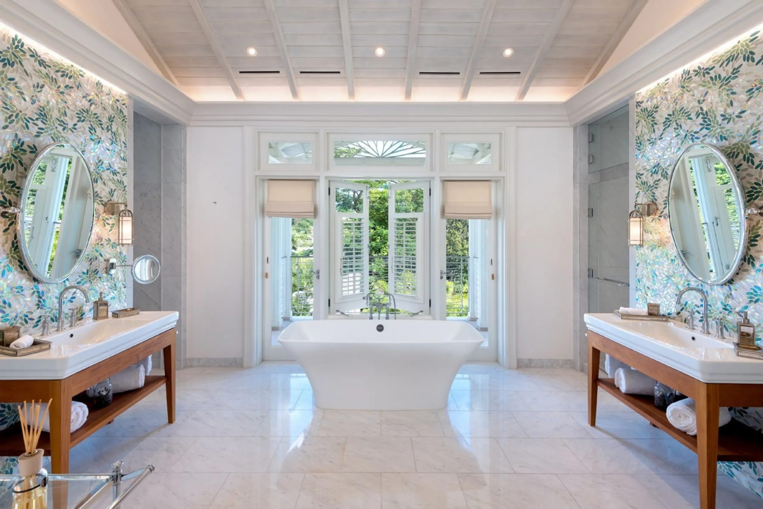 Sophisticated Contemporary Villa with Private Pool and Beach Views — photograph 9