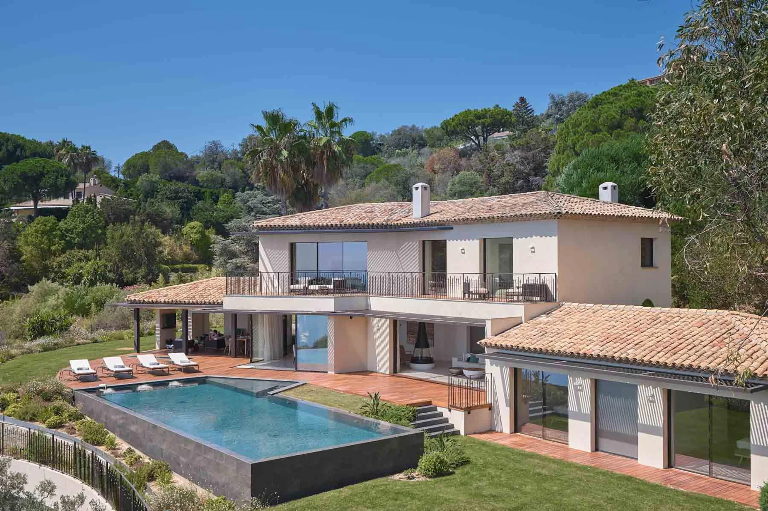 Regal Villa with Private Infinity Pool and Breathtaking Mediterranean Sea Views, Cannes