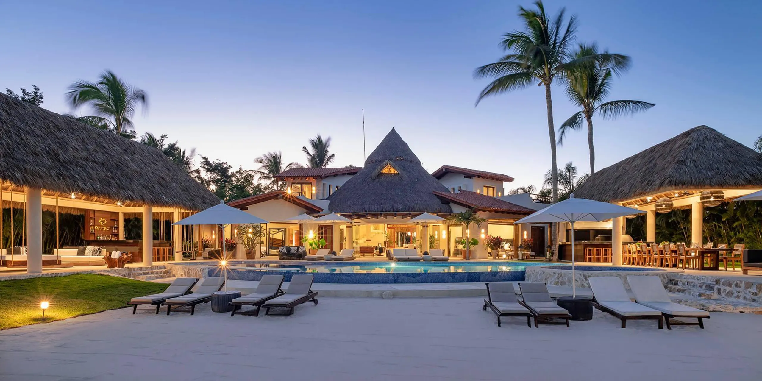 Magnificent Fully Staffed Luxury Beachfront Punta Mita Estate with Infinity Pool and Ocean Views — photograph 6