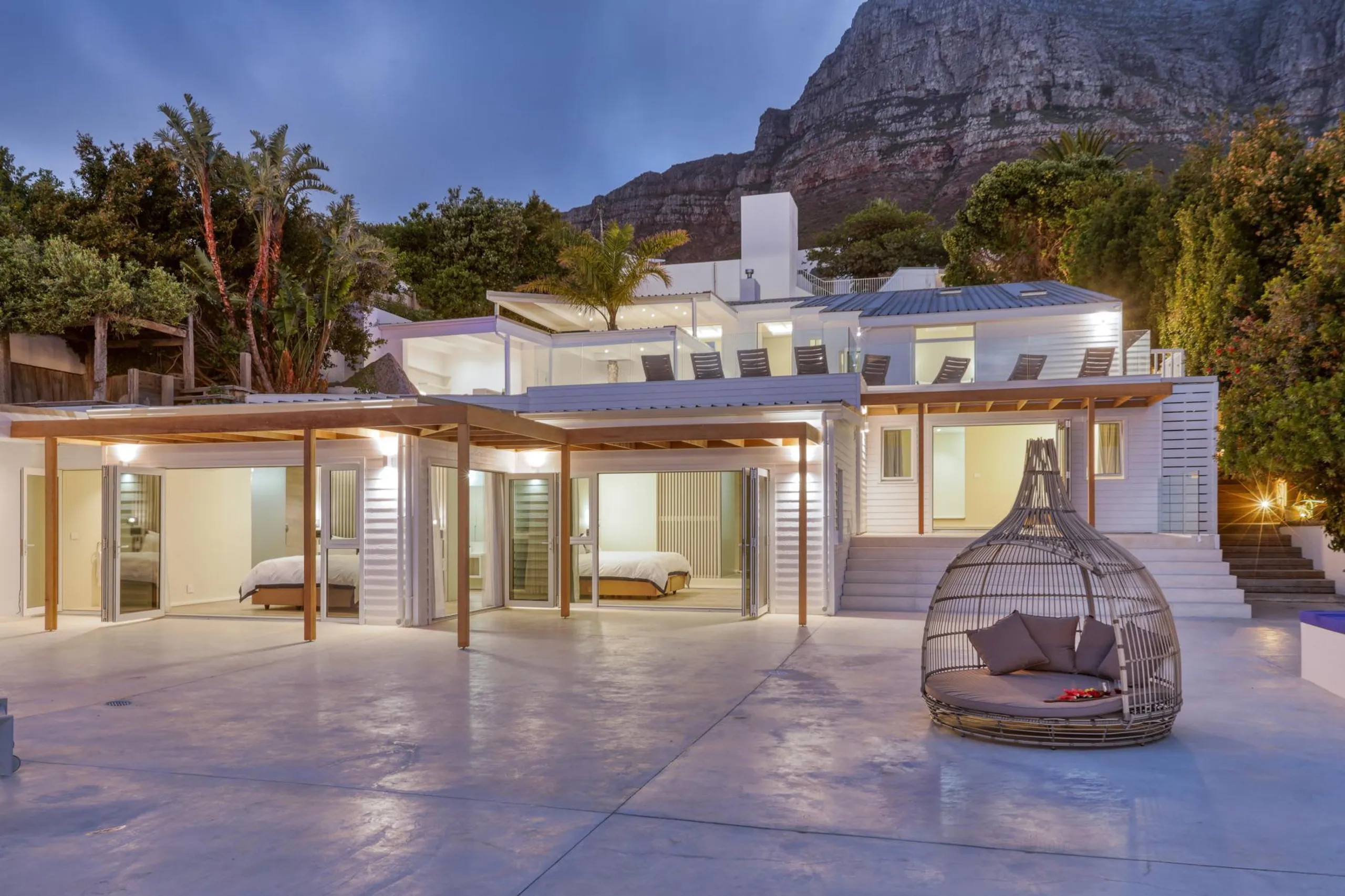 Deluxe Oceanview Villa in Camps Bay with Private Pool and Sun Deck — photograph 3