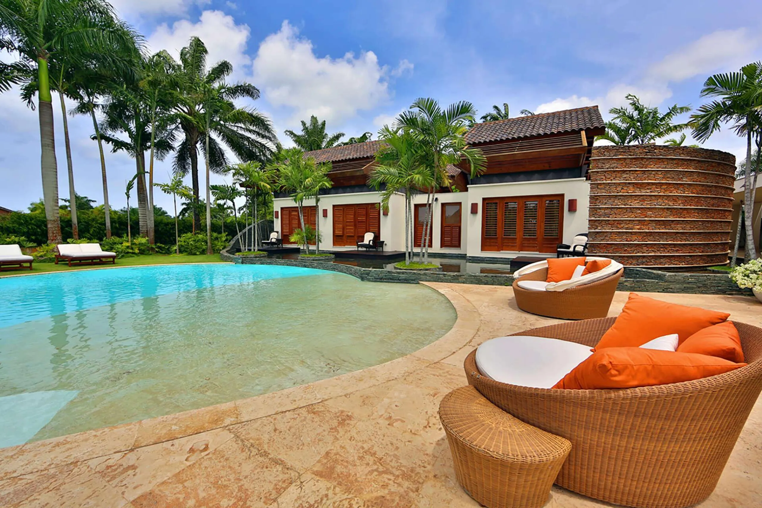 Tropical Architectural Villa with Private Pool and Country Club Access, Casa de Campo
