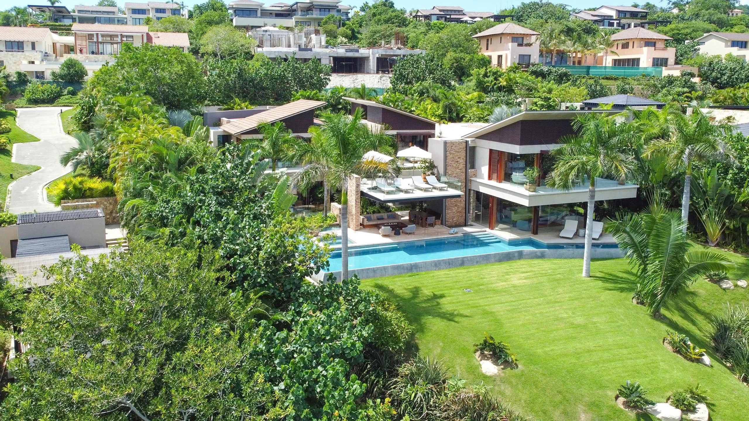 Lush Luxury Kupuri Estate with Infinity Pool and Ocean Views — photograph 4