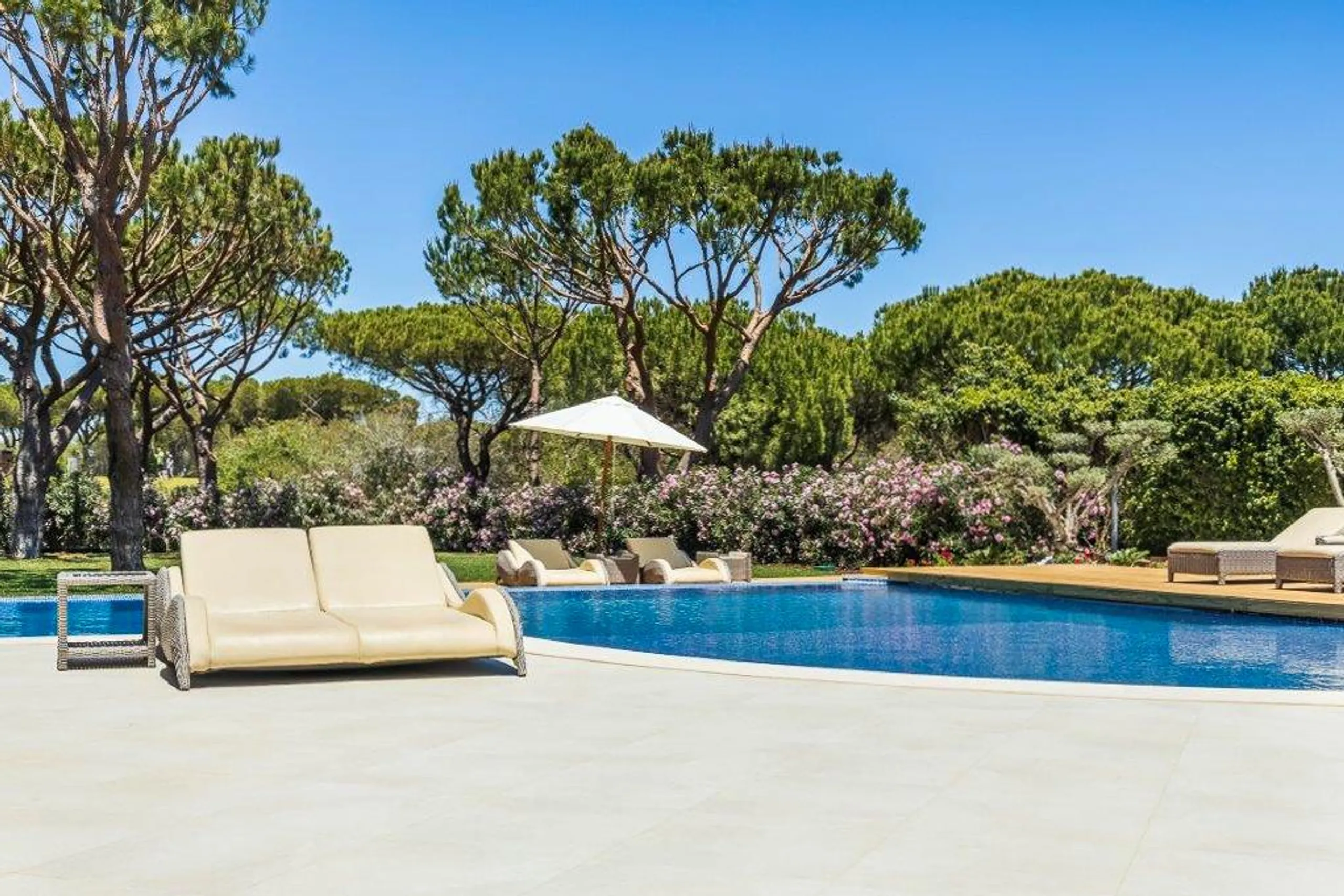 Spectacular 4-Bedroom Villa with Heated Pool & Golf Views in Quinta do Lago Resort — photograph 4