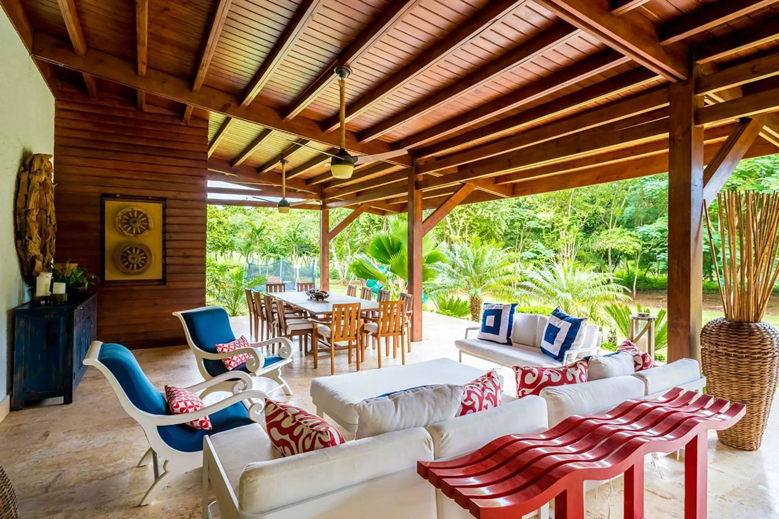 Modern Tropical Villa With Coastal Breeze — photograph 12