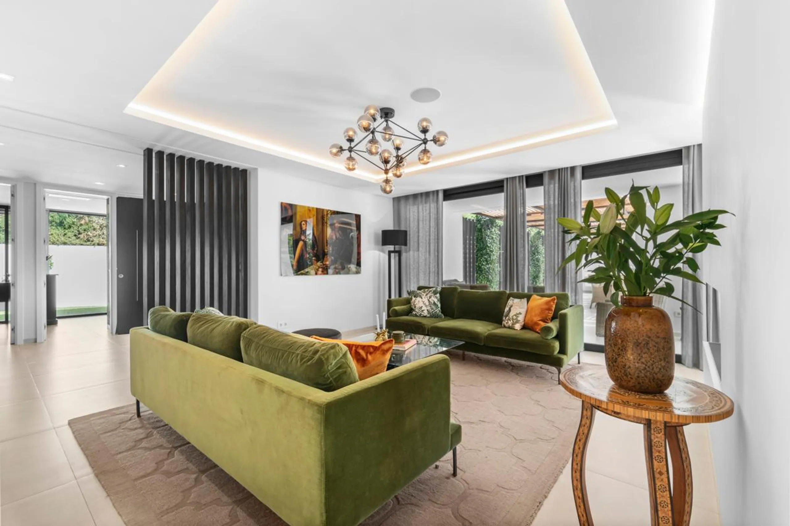 Stunning Scandinavian-Inspired Villa with Spacious Living Areas, Pool, and Valley Views in Puerto Banus — photograph 11