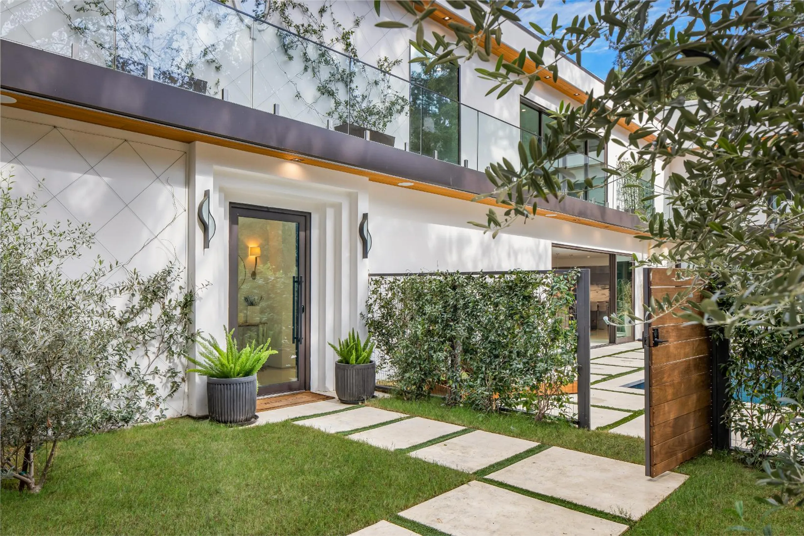 Modern Laurel Canyon Estate with Luxury Pool — photograph 11