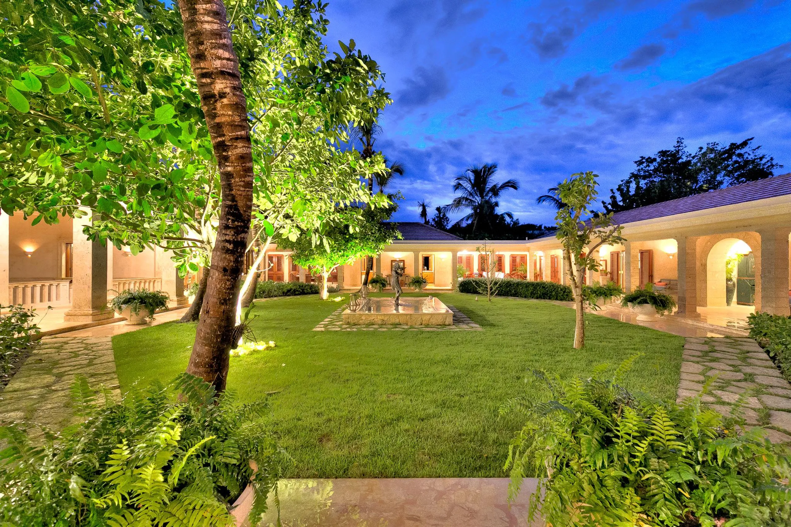 Colonial Heritage Villa with Private Pool and Sea Views — photograph 7