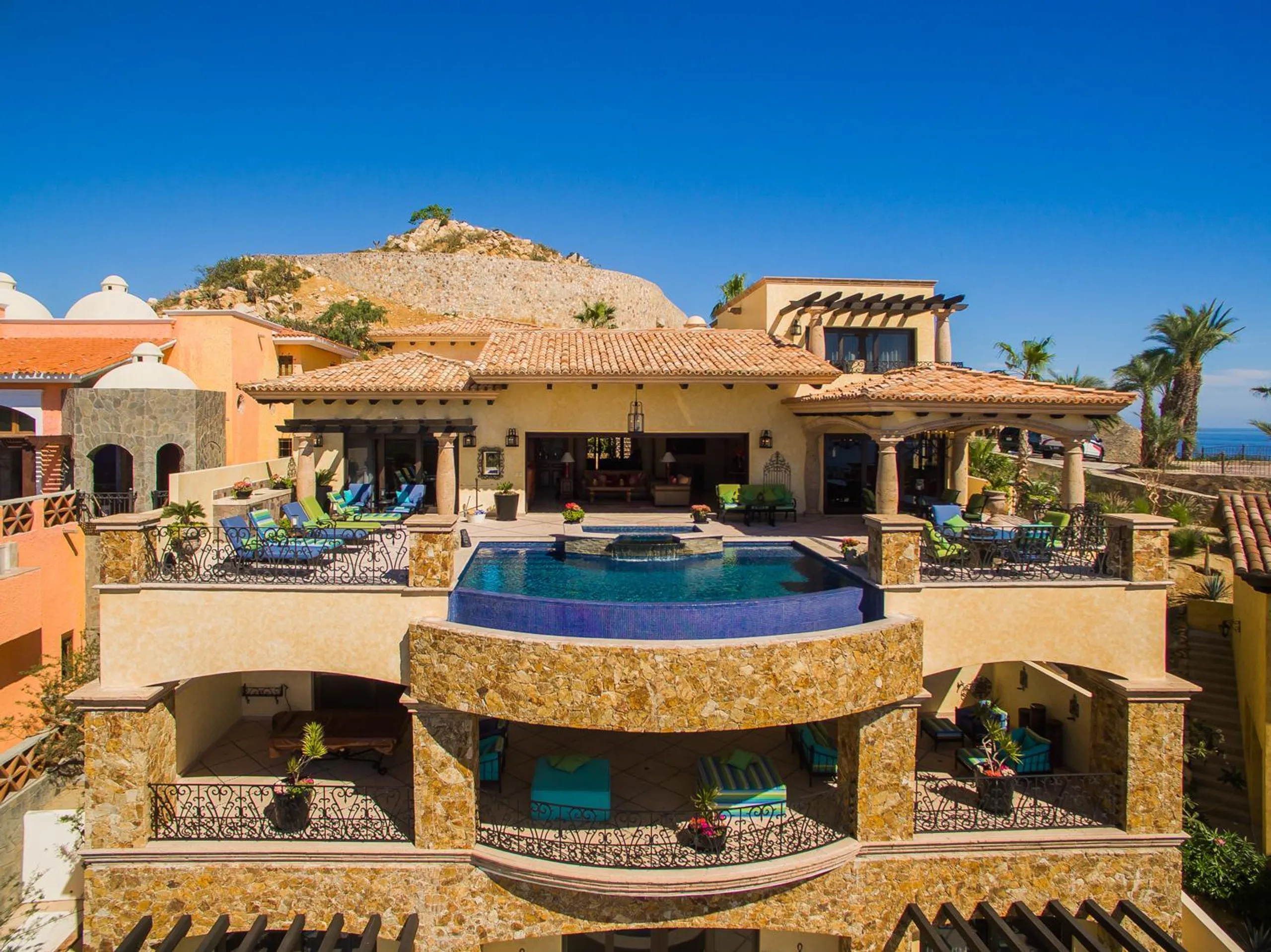 Majestic Classic Luxury with infinity pool with Breathtaking Ocean View — photograph 5