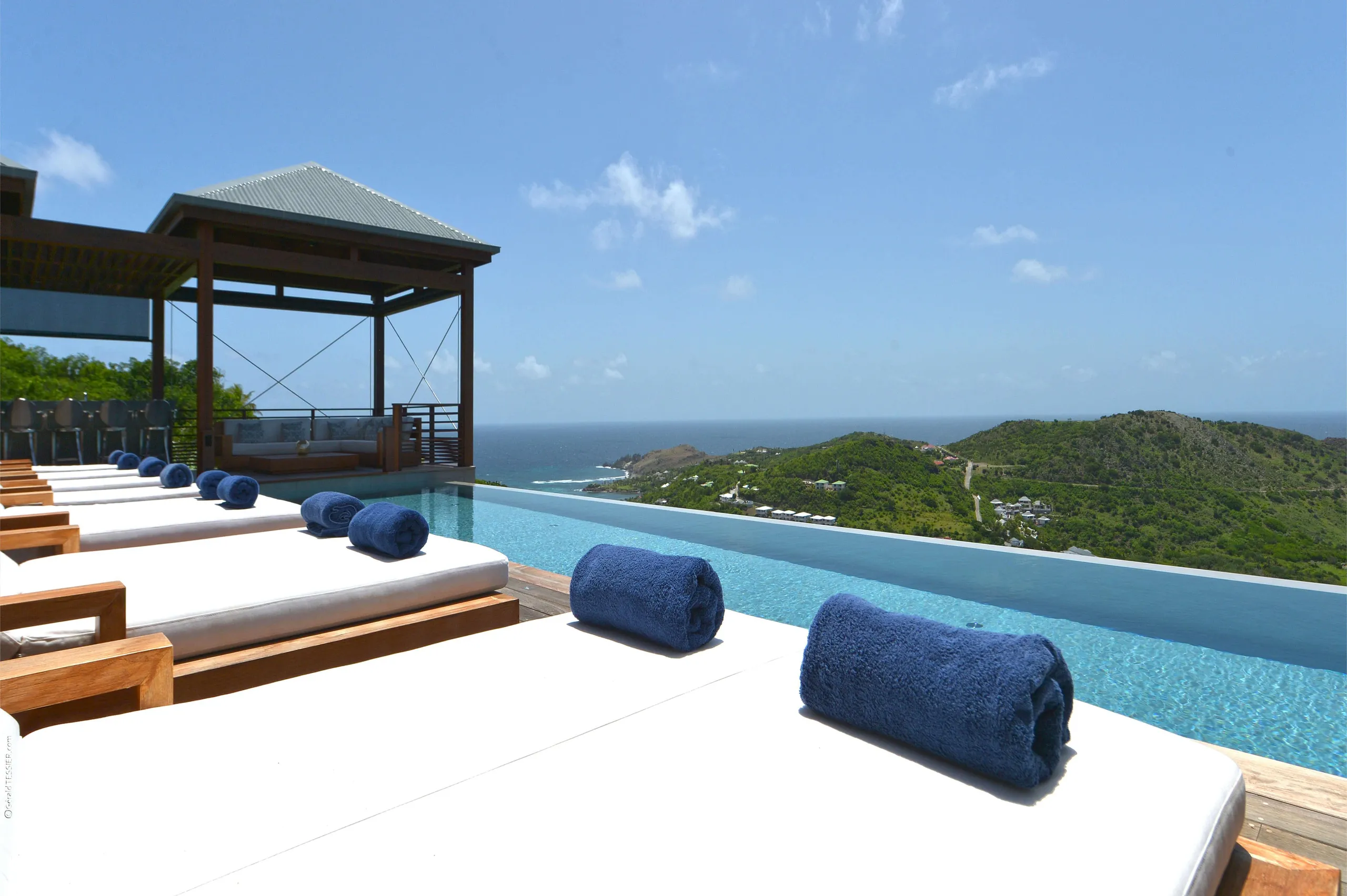 Seamless Harmony Hilltop Villa in St. Barts with an Infinity Pool — photograph 7