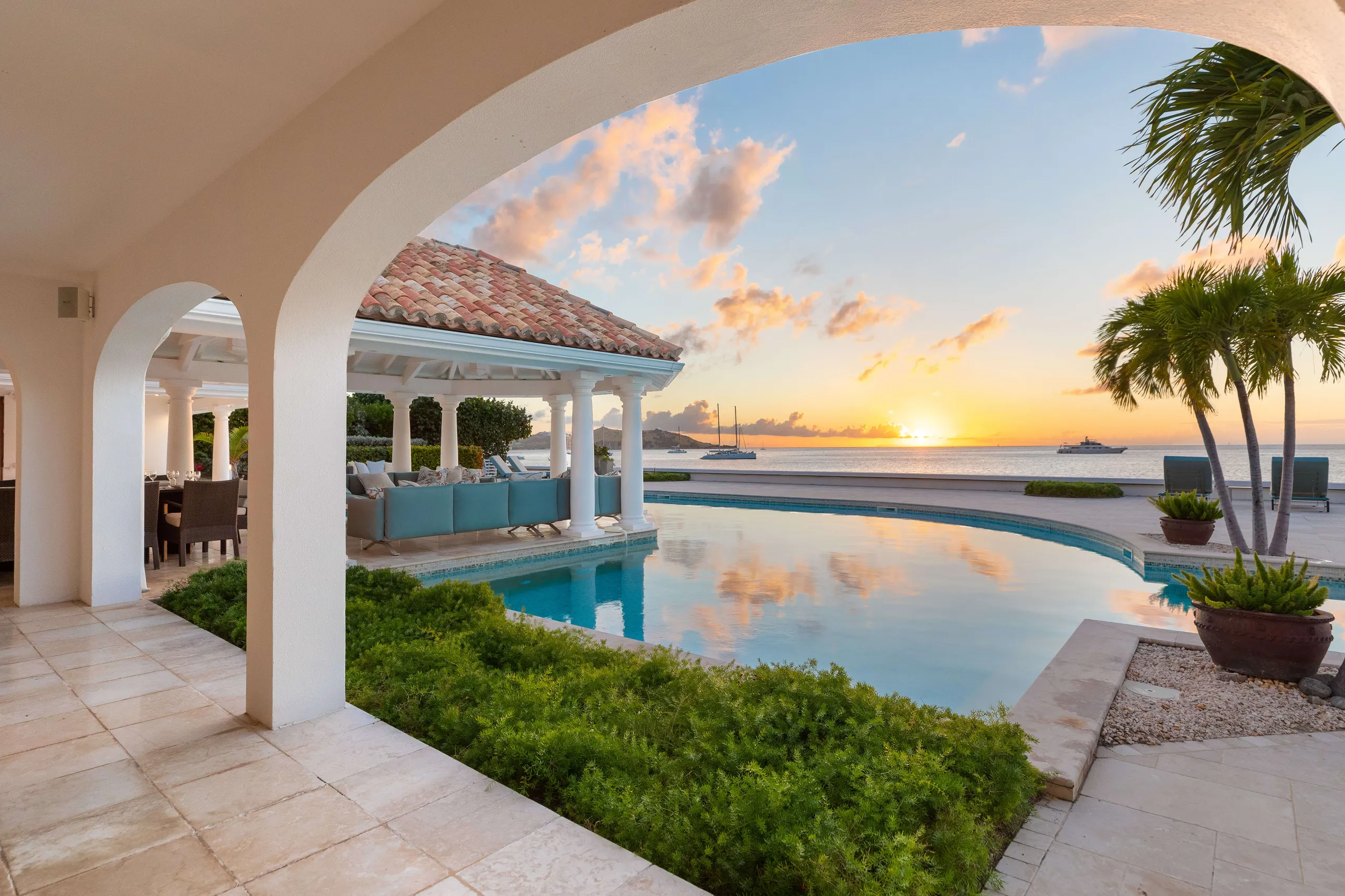 Seafront Luxury Villa in Grand Case with Pool, Jacuzzi & Private Studio — photograph 4