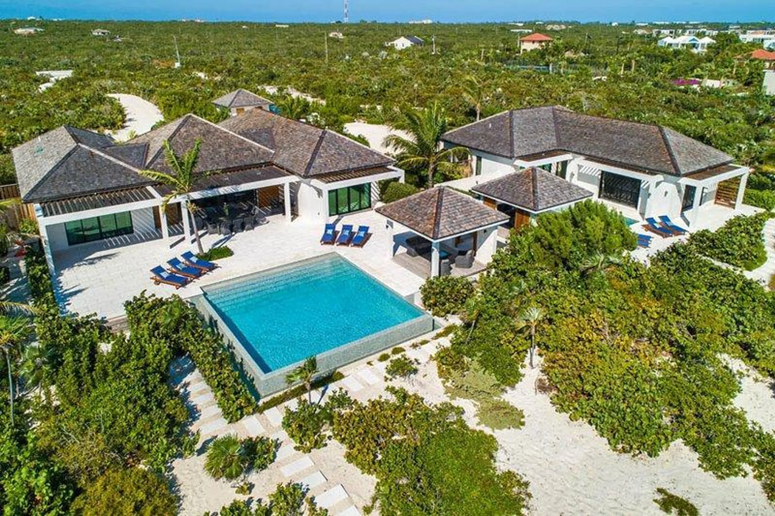 Refined Contemporary Beachfront Long Bay Beach Villa with Infinity Pool — photograph 10