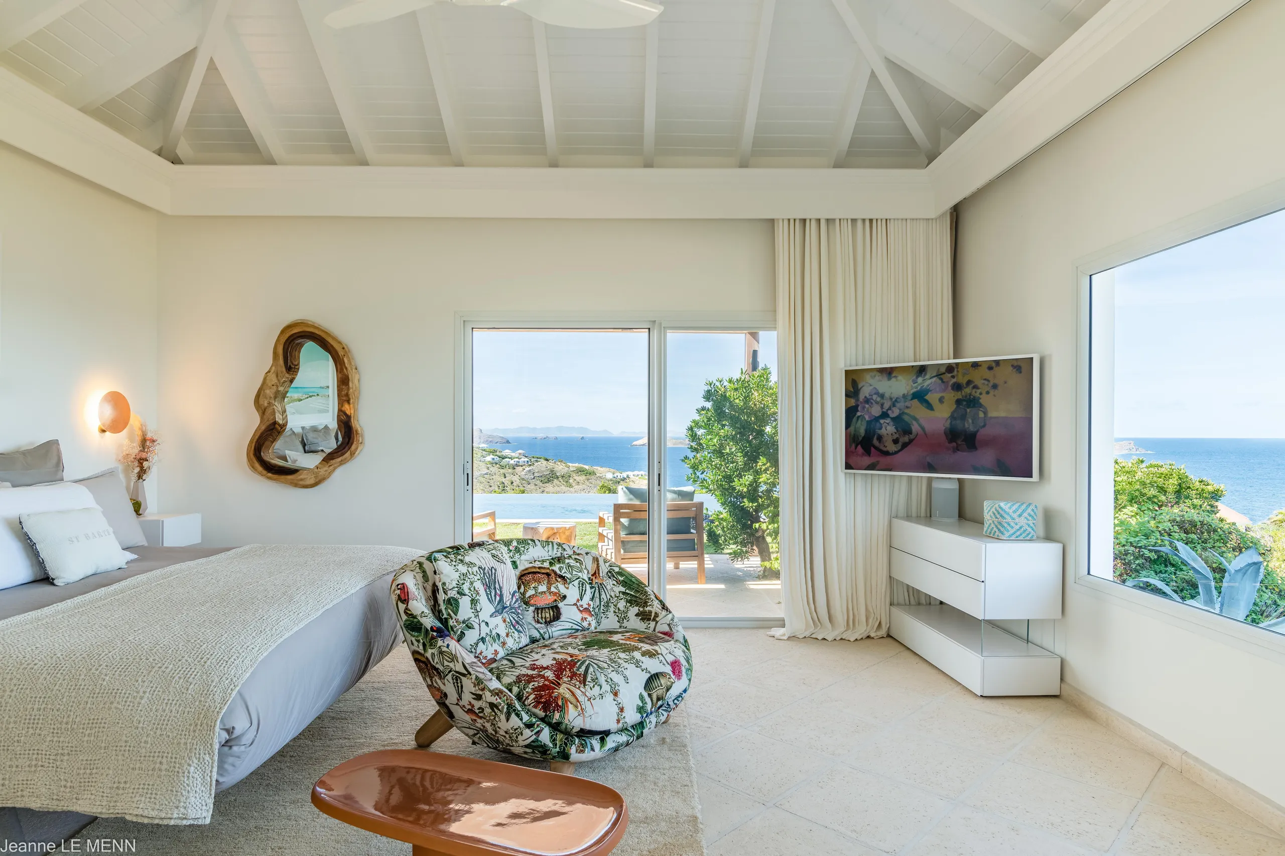 Elegant Seaview Villa with Infinity Pool and Walks to Beach — photograph 11