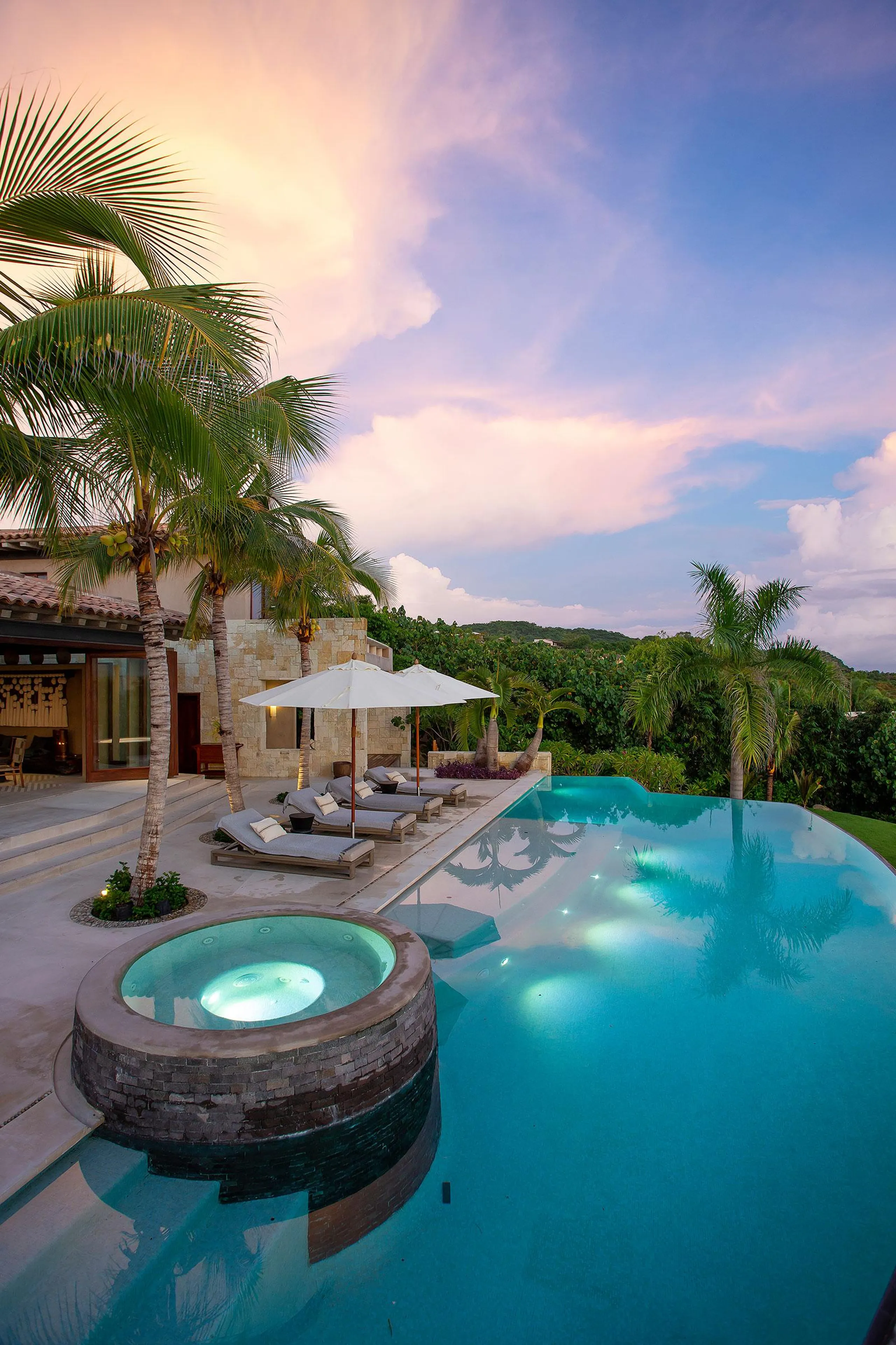 Awe-Inspiring Views and Unmatched Elegance With Breathtaking Beauty Coastal Retreat — photograph 4