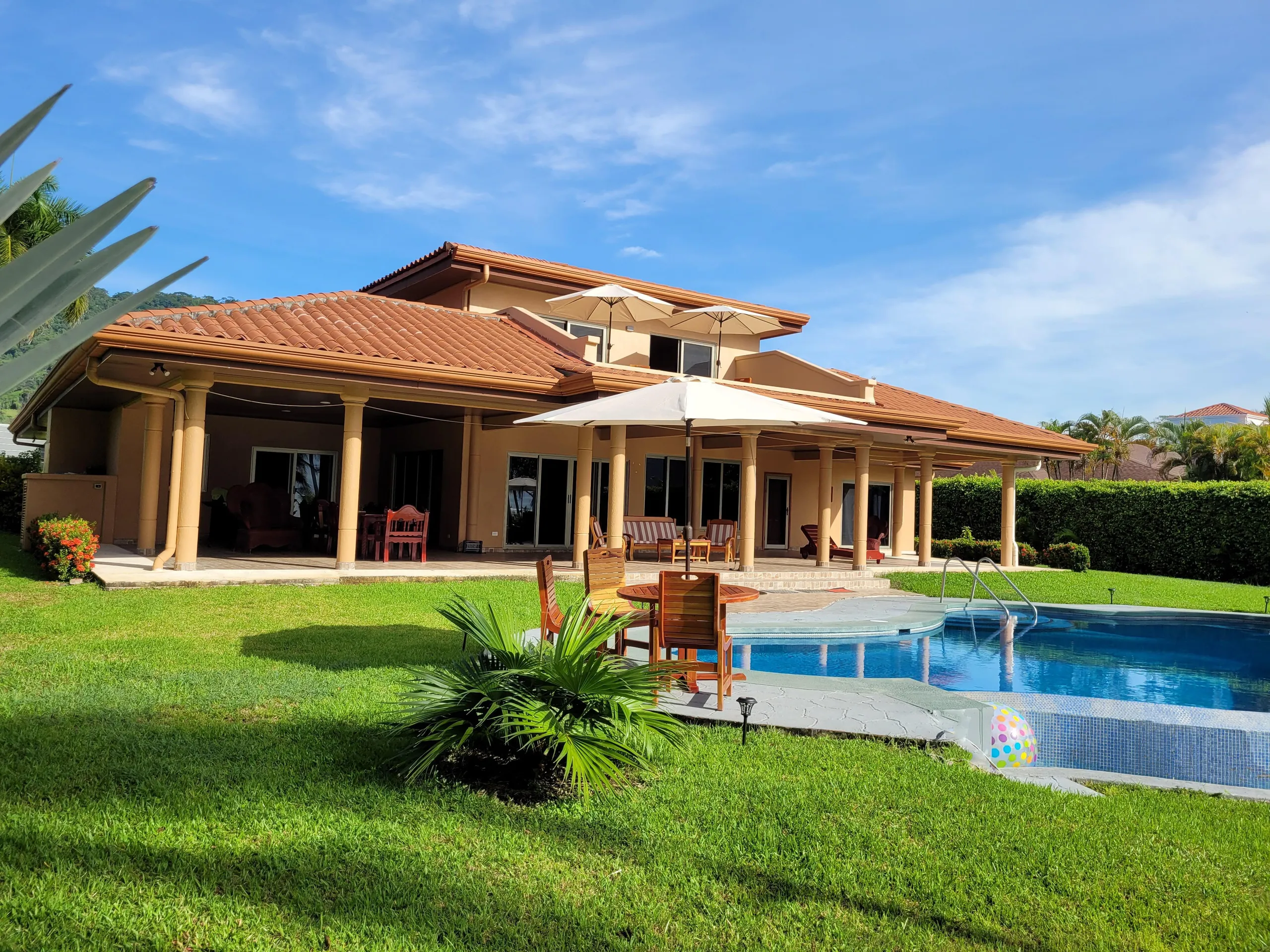 Los Delfines Beachfront Villa with Private Pool and Beach Access — photograph 5