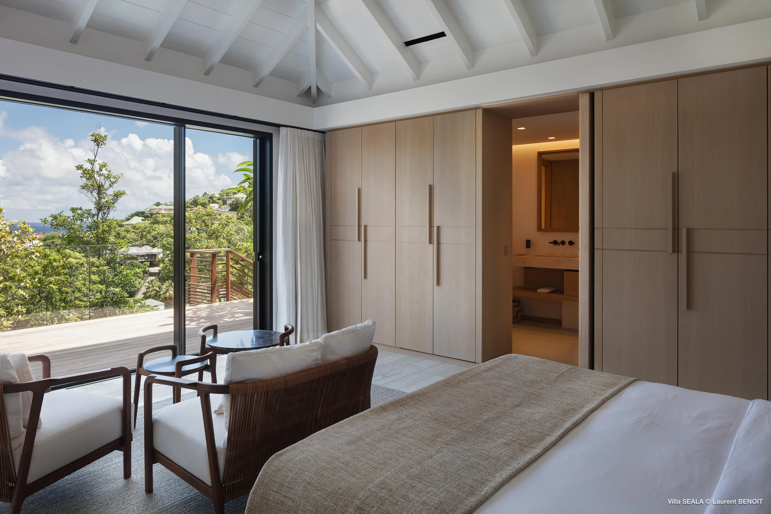 Elegant St Jean Villa with Infinity Pool and Stunning Panoramic Views — photograph 9