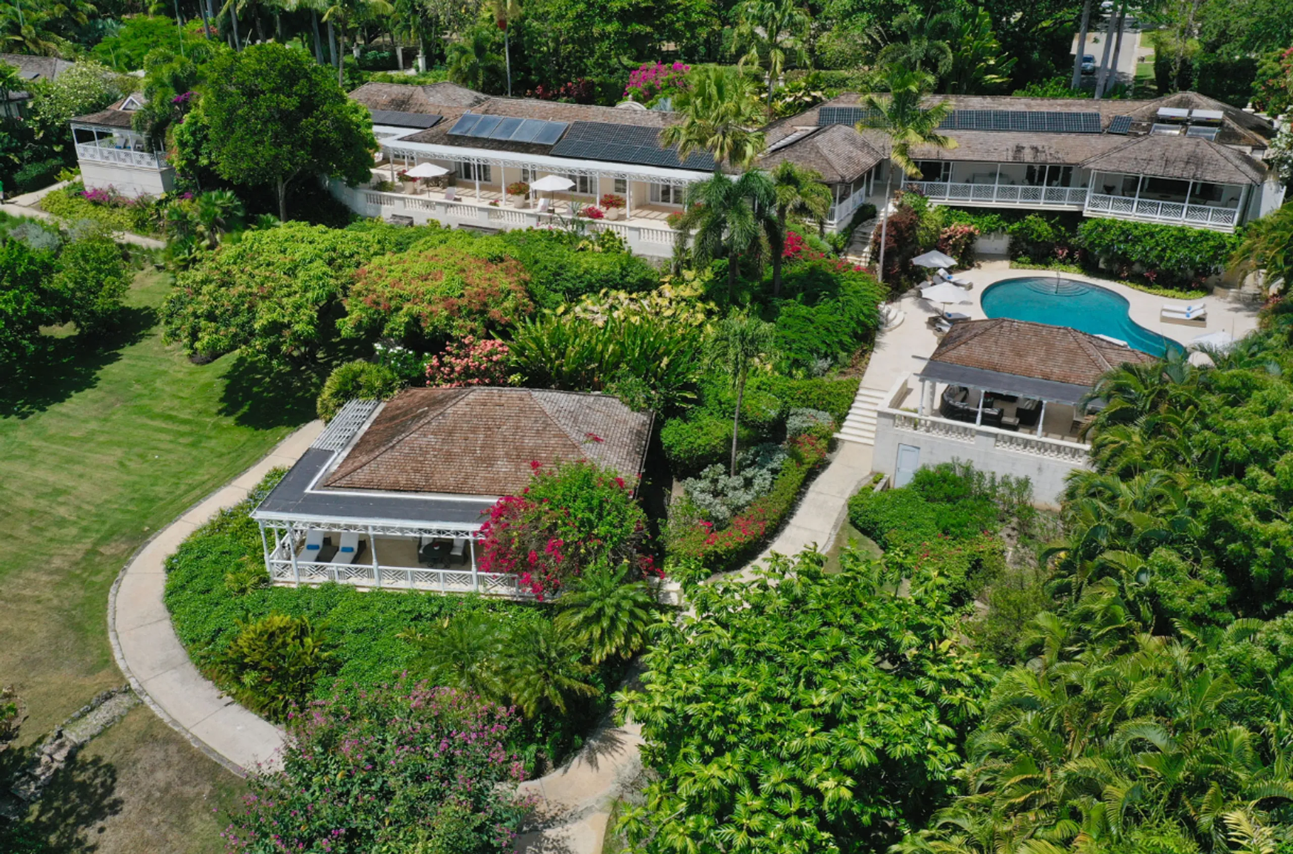 Oasis Luxe Villa with Private Pool and Breathtaking Ocean Views — photograph 6