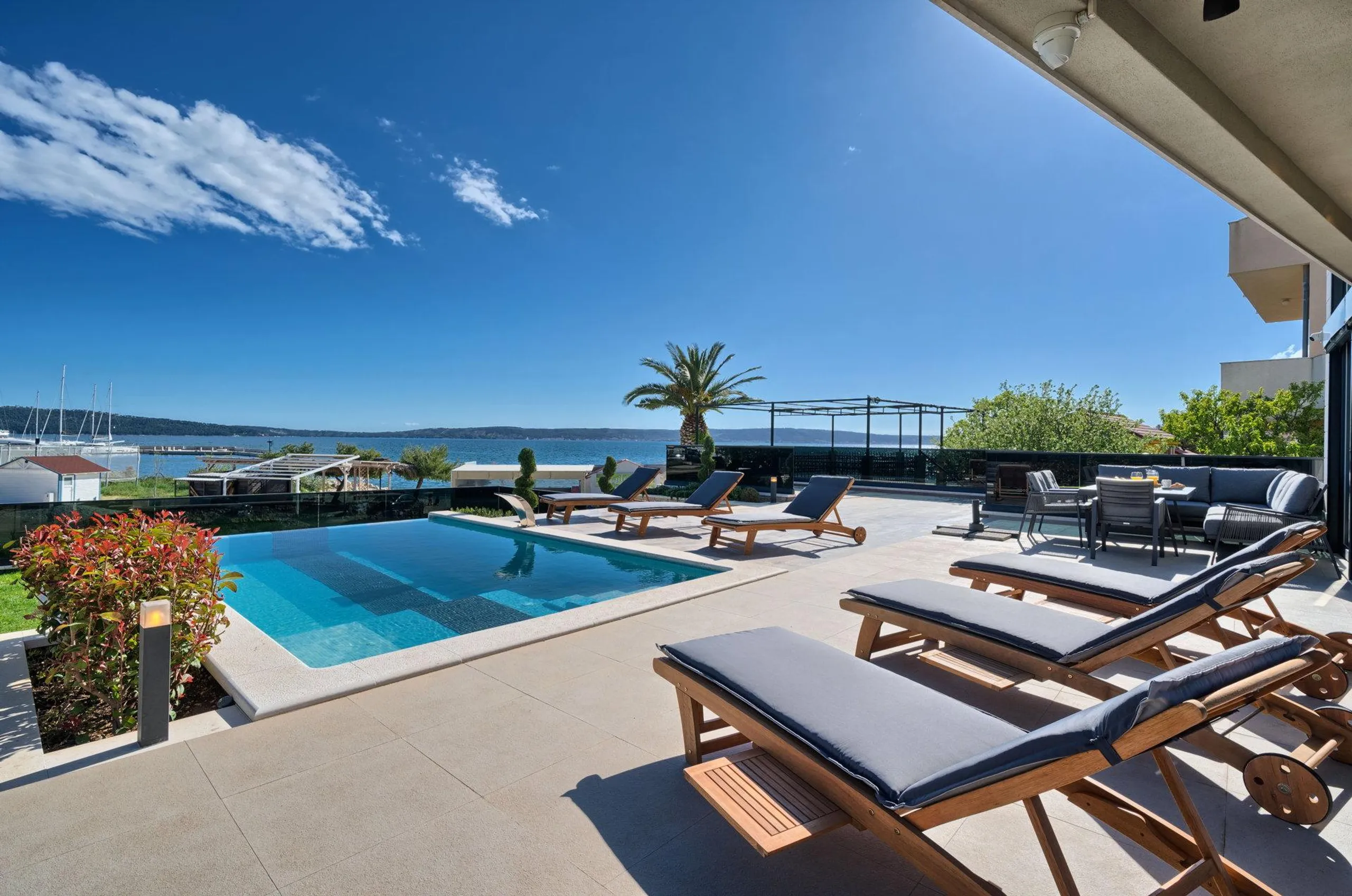Beautiful 5-star 6-BR Villa with Heated Infinity Pool — photograph 3