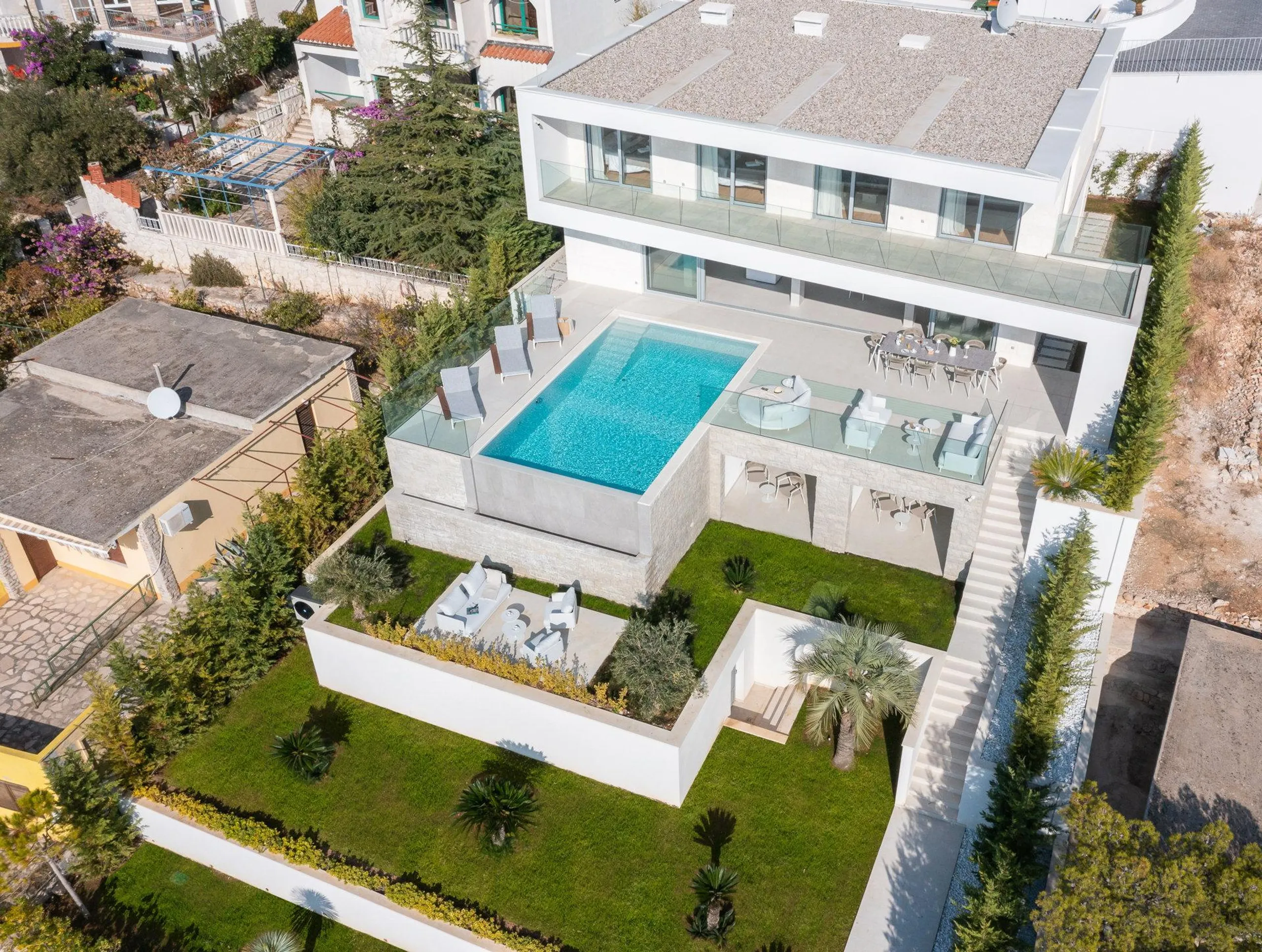 Lavish 5BR Villa with Heated Pool and Captivating Sea Views — photograph 3