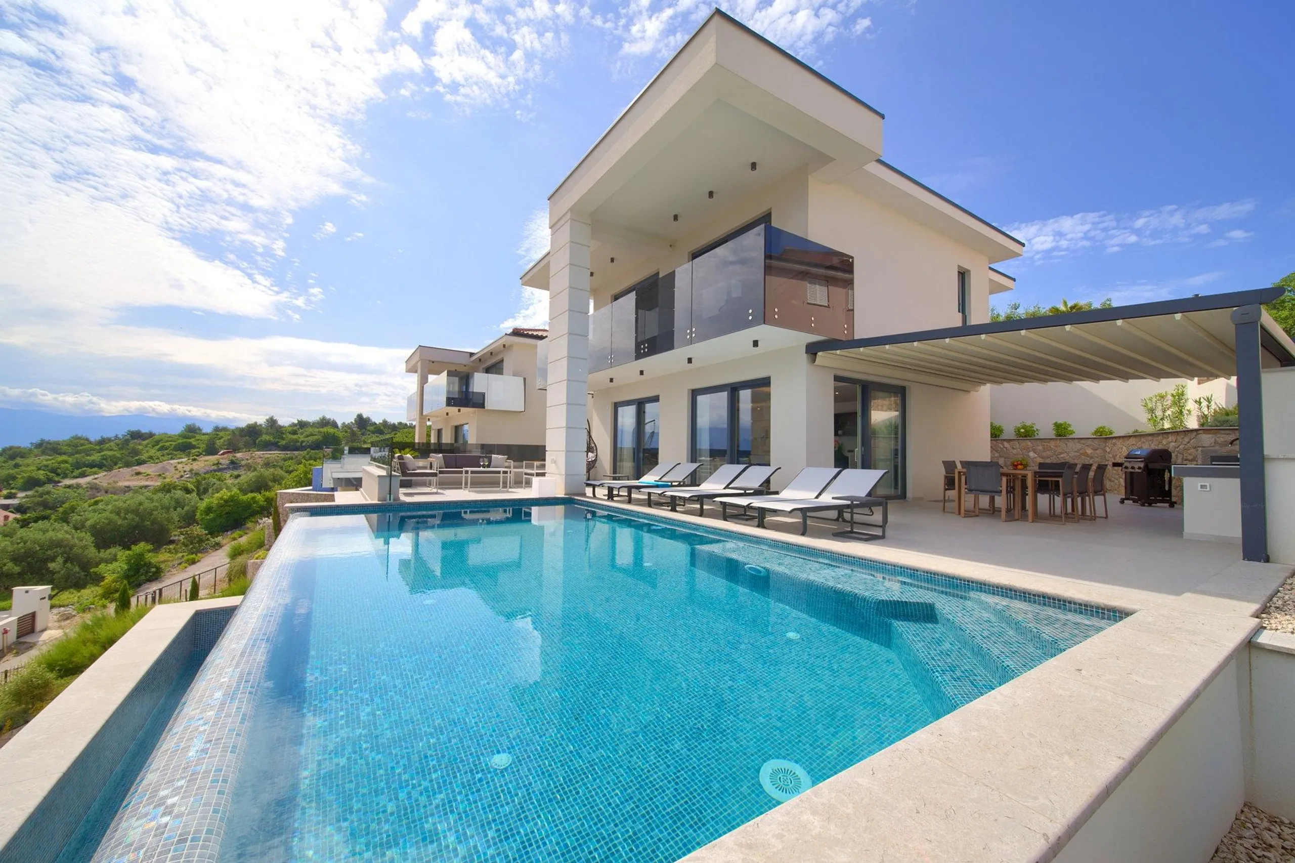 Prestige Oasis Villa with Private Pool and Sea Views — photograph 2