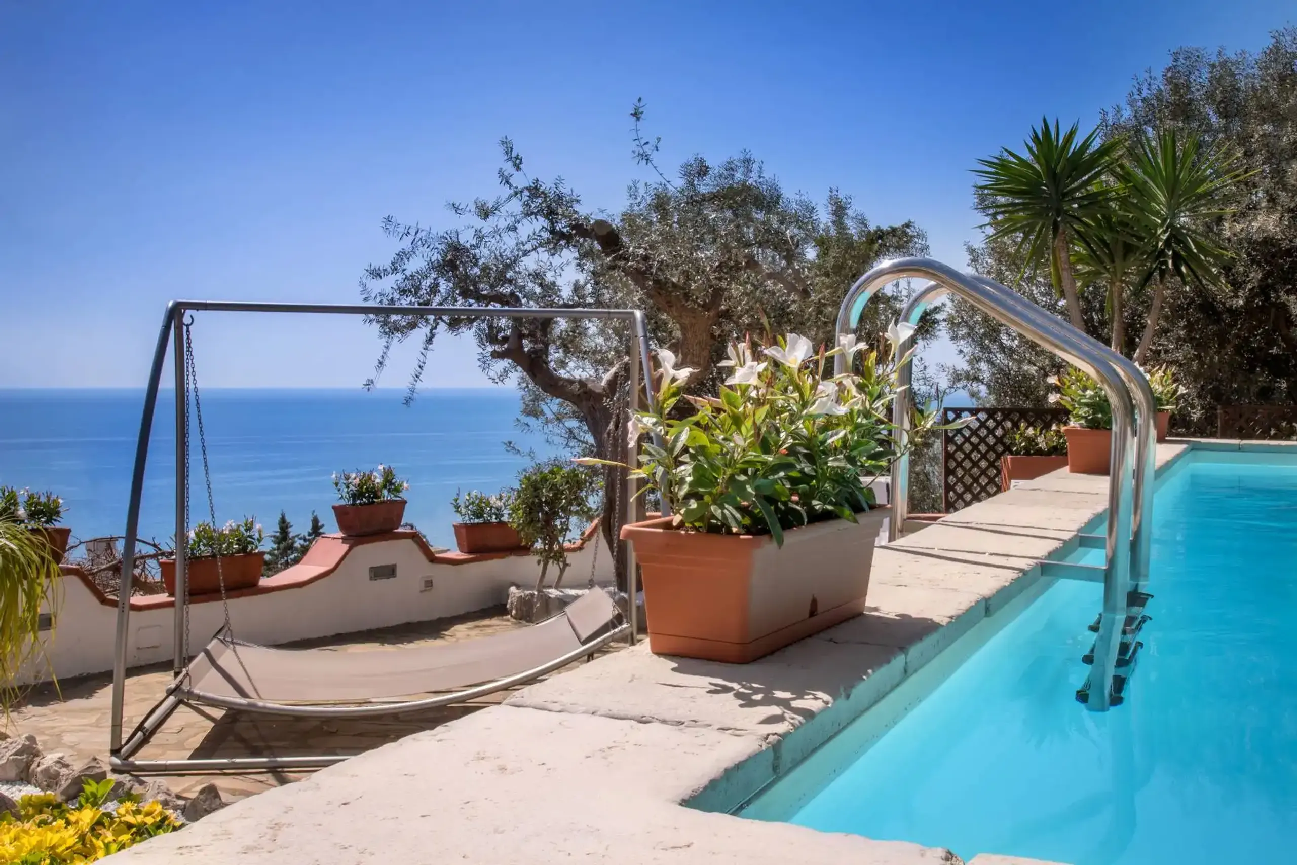 Lavishly Appointed Coastal Escape with Breathtaking Sea Views and Private Pool — photograph 3
