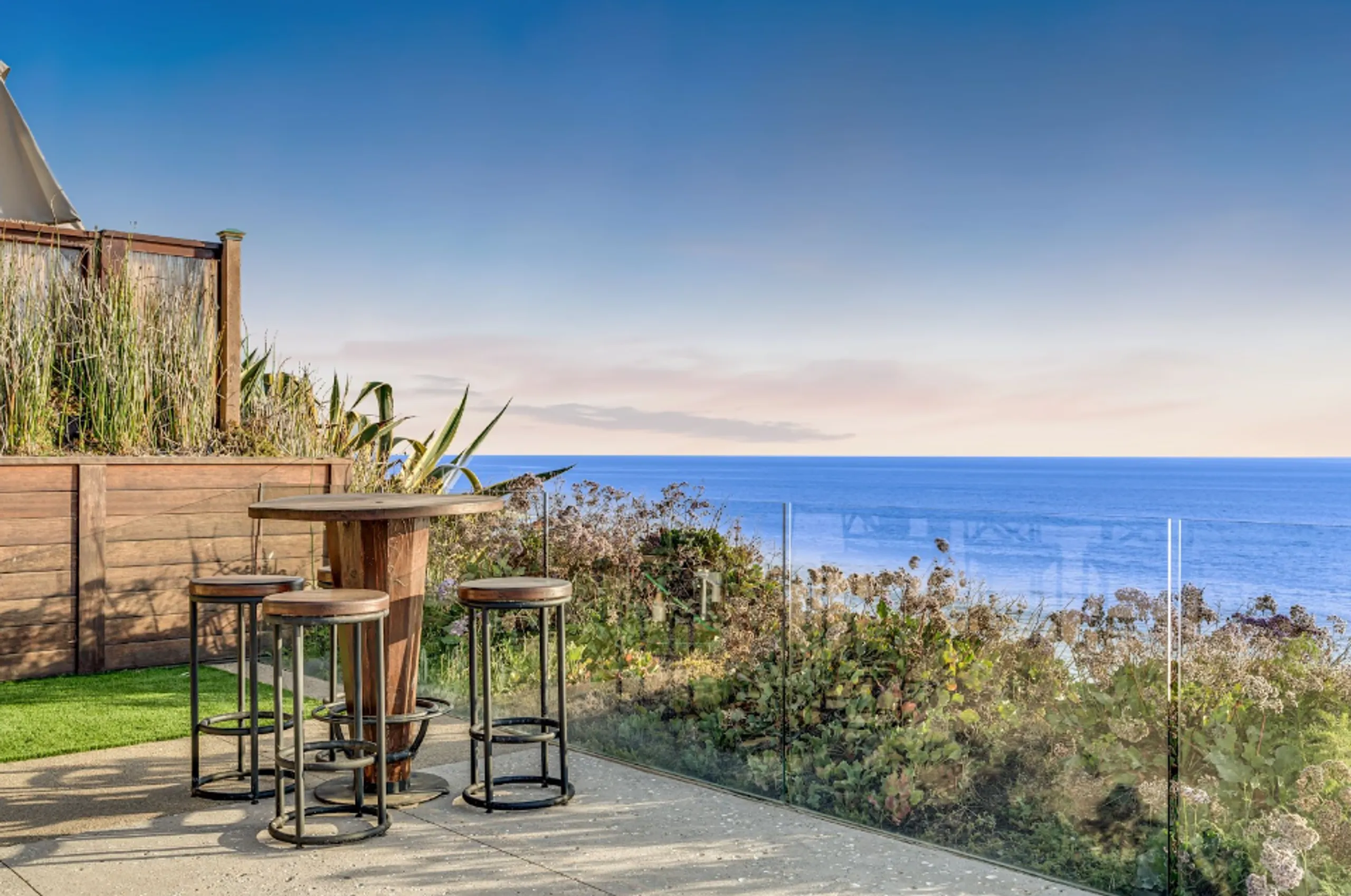 Elegant Three-Story Villa with Overlooking Pacific Ocean Views and North County Beaches Nearby — photograph 2