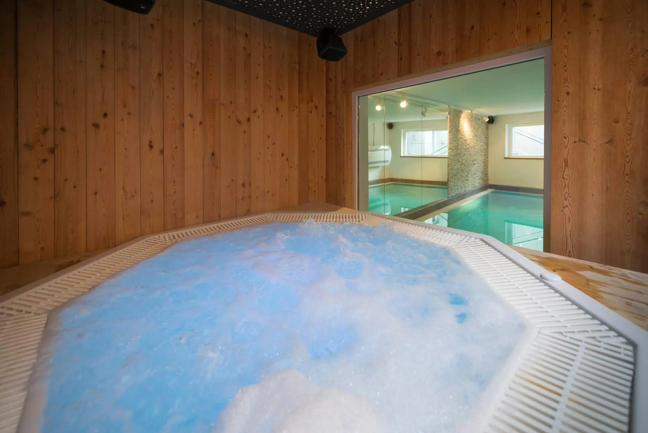 Sensational St Anton Chalet with Indoor Pool and Jacuzzi — photograph 7