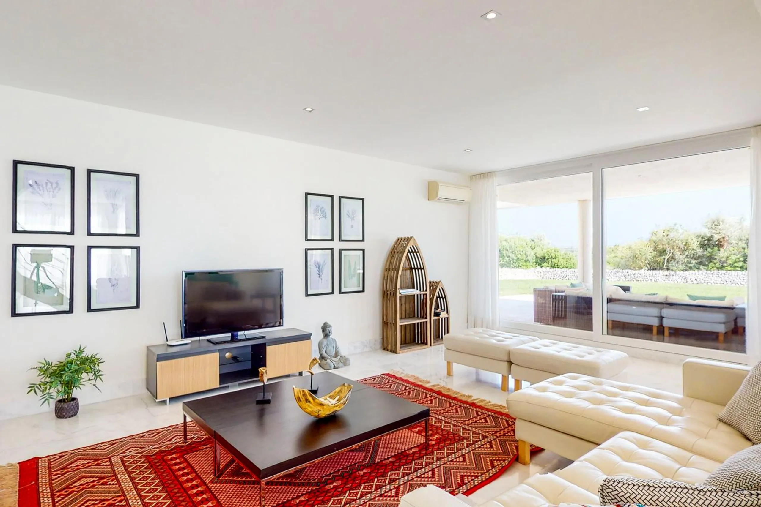 Regal 5BR Villa with Private Pool and Breathtaking Views of the Sea — photograph 8
