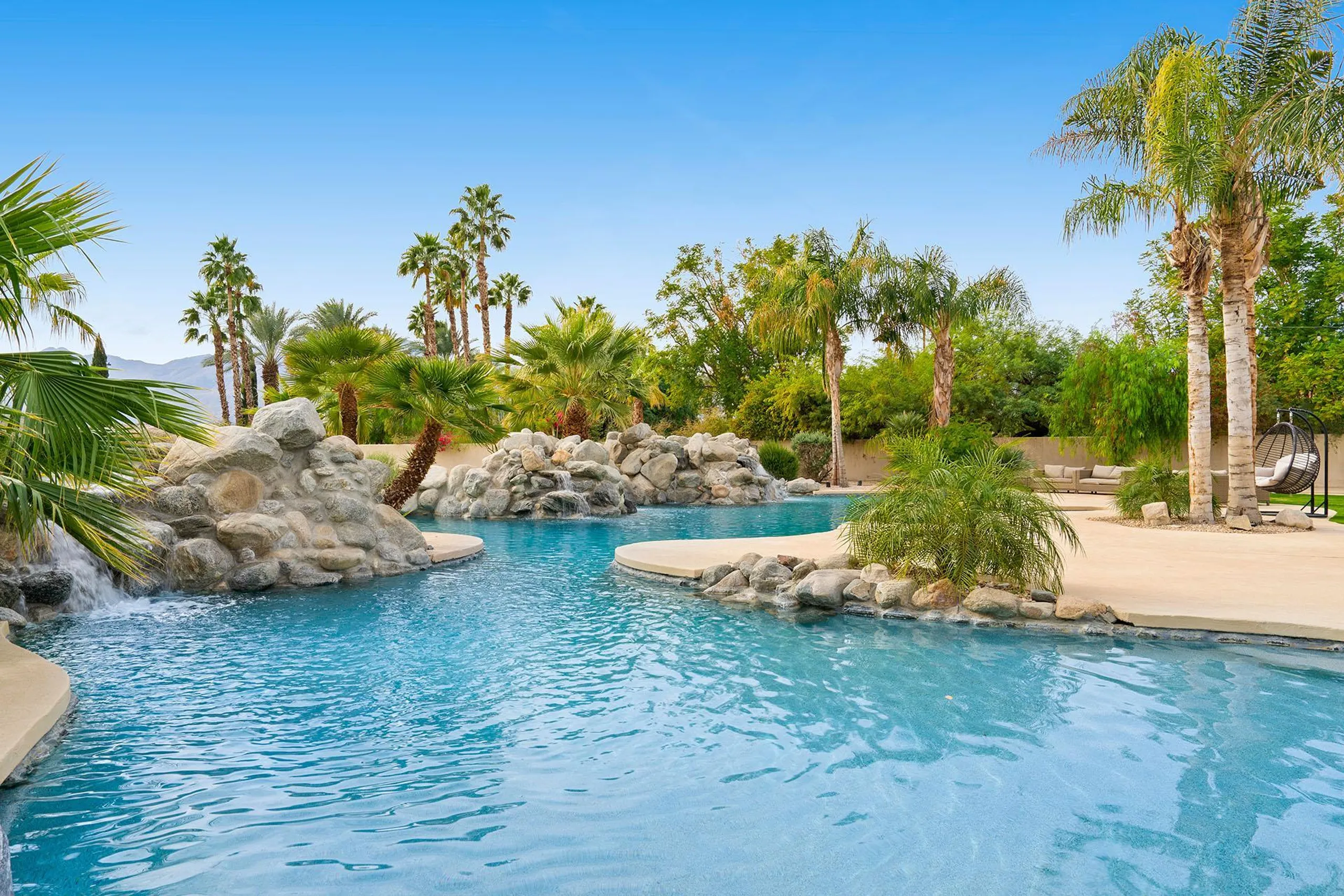 Luxury Laguna Villa with Resort Style Pool — photograph 2