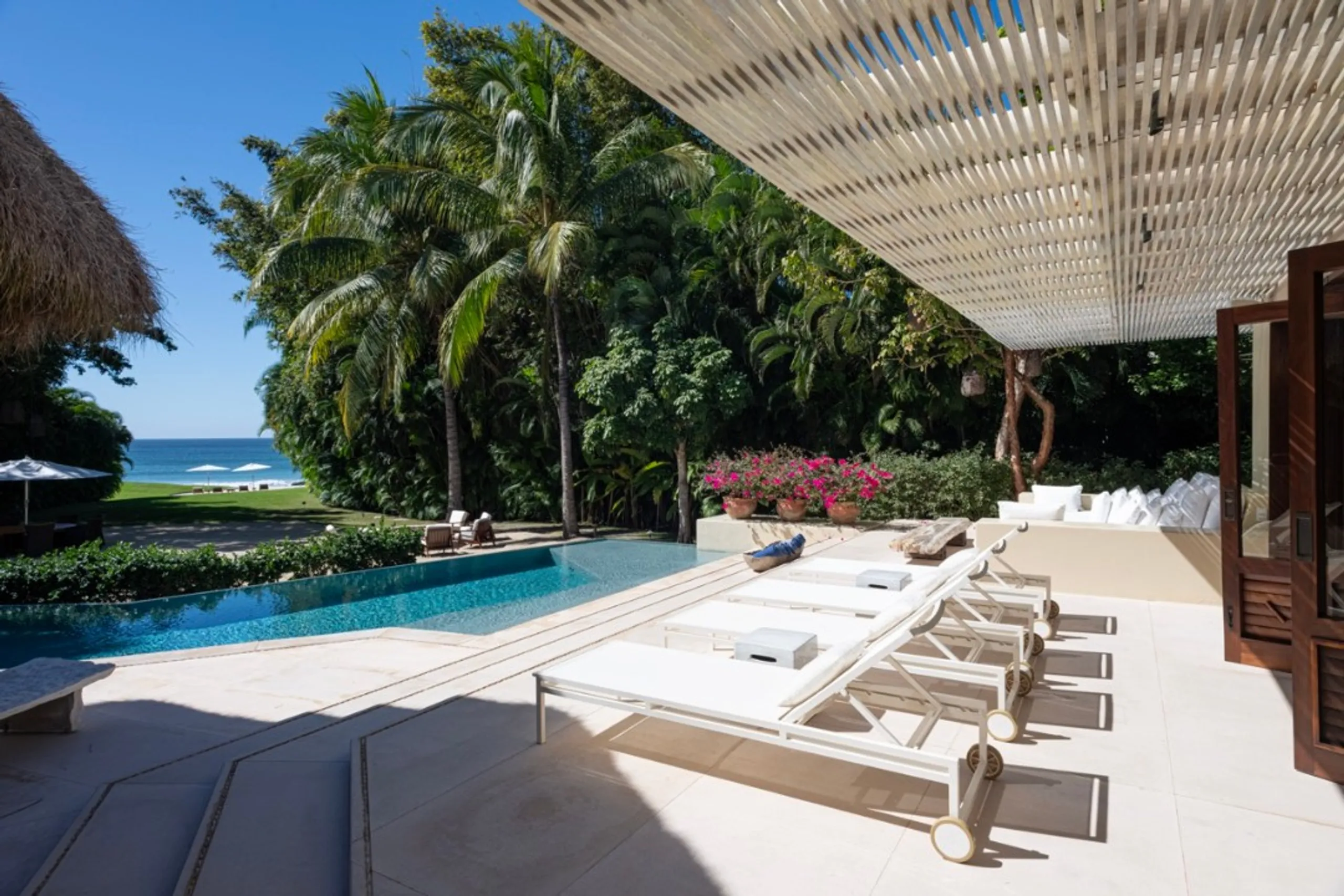 Beachfront Ranchos Estates Villa with 3-Tier Infinity Pool and Direct Beach Access — photograph 7