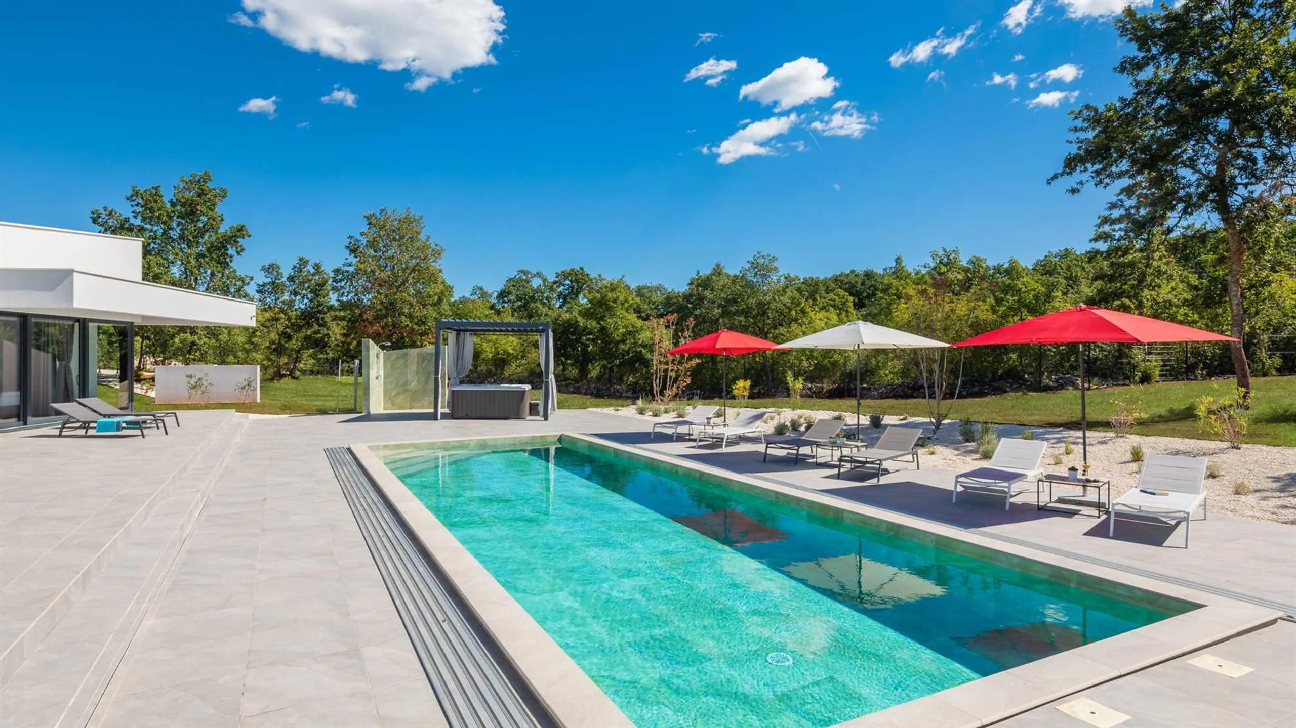 Exceptional Villa Hideaway with Pool and Lush Surroundings — photograph 9