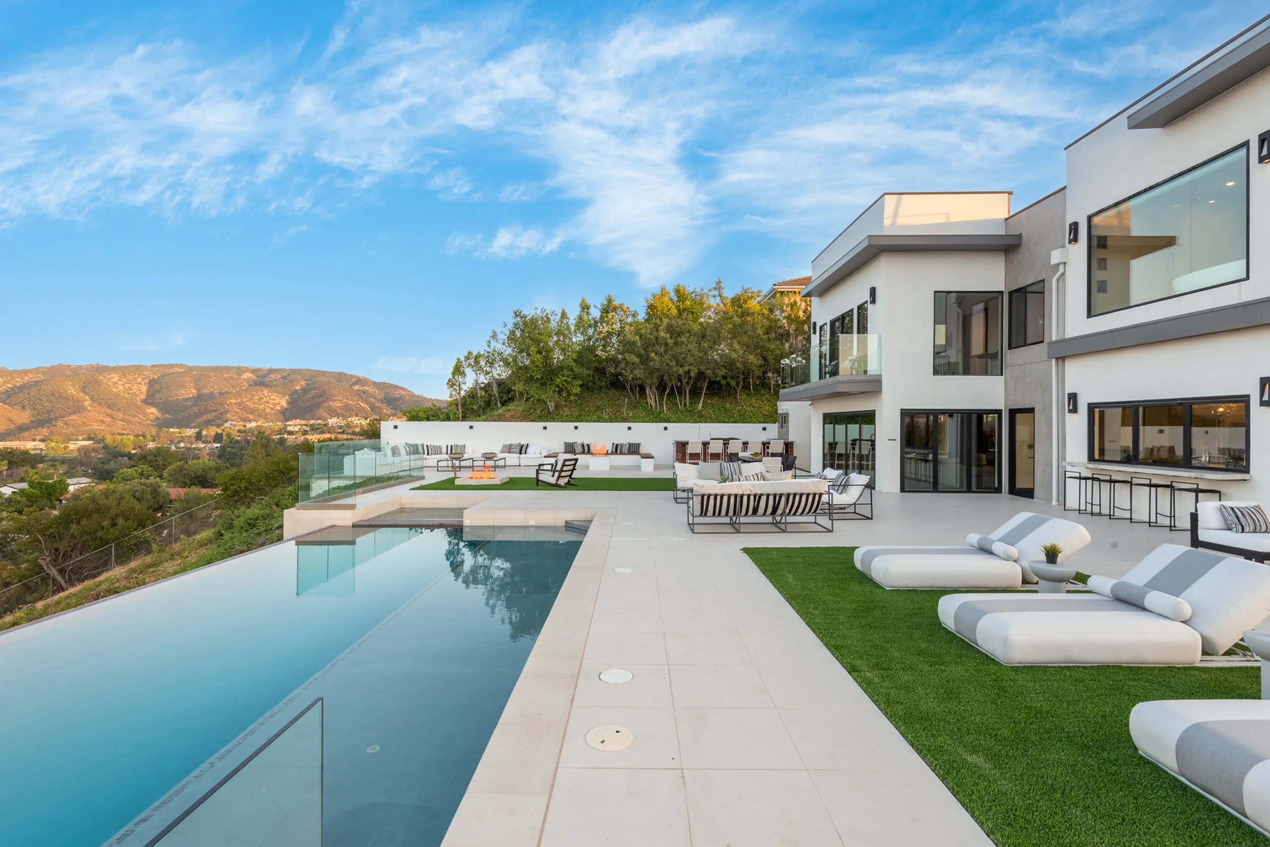 Grand Modern Tarzana Estate with with Infinity Pool, Panoramic Views & Sleek Architectural Design — photograph 3