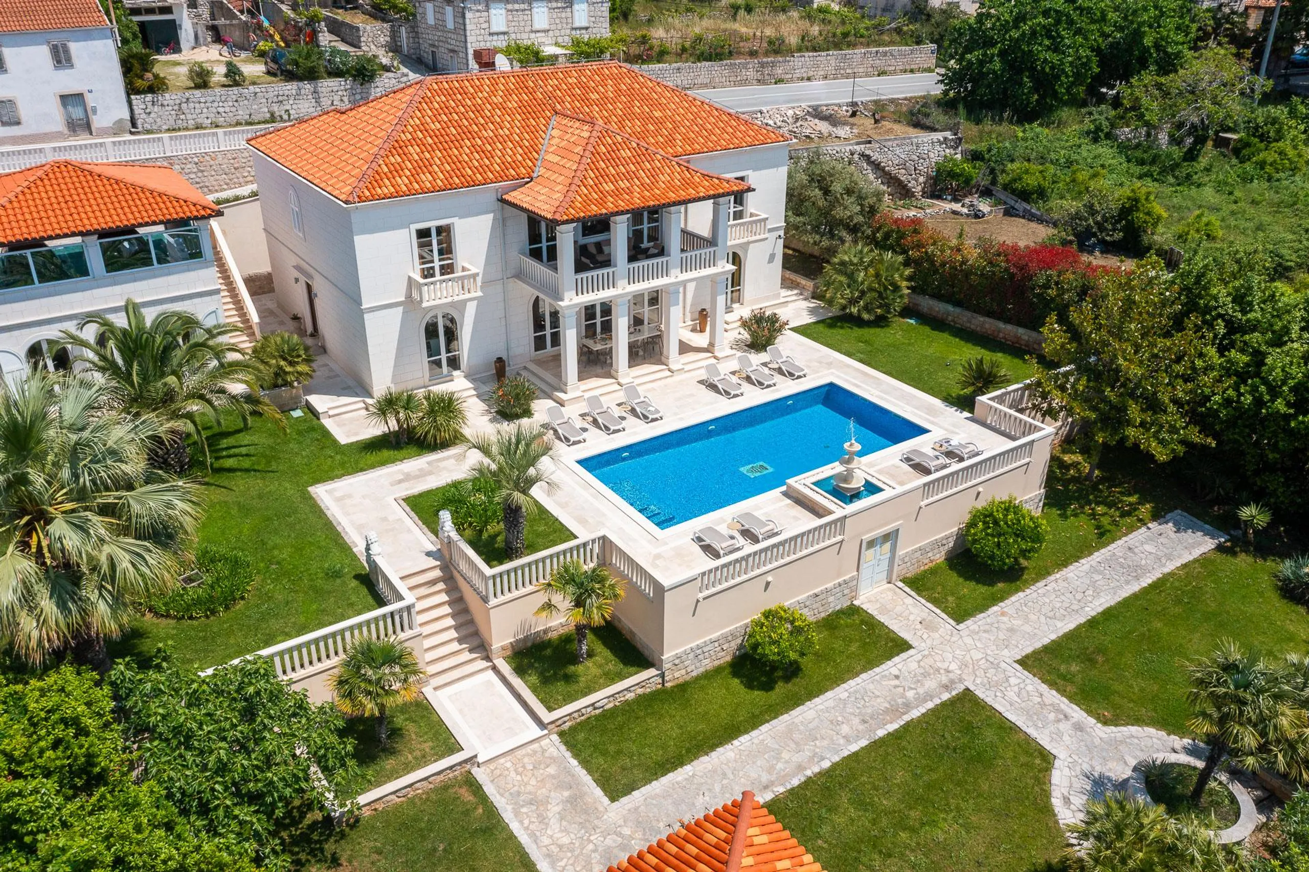 Majestic Croatian Villa with Private Pool and Sea Views — photograph 2