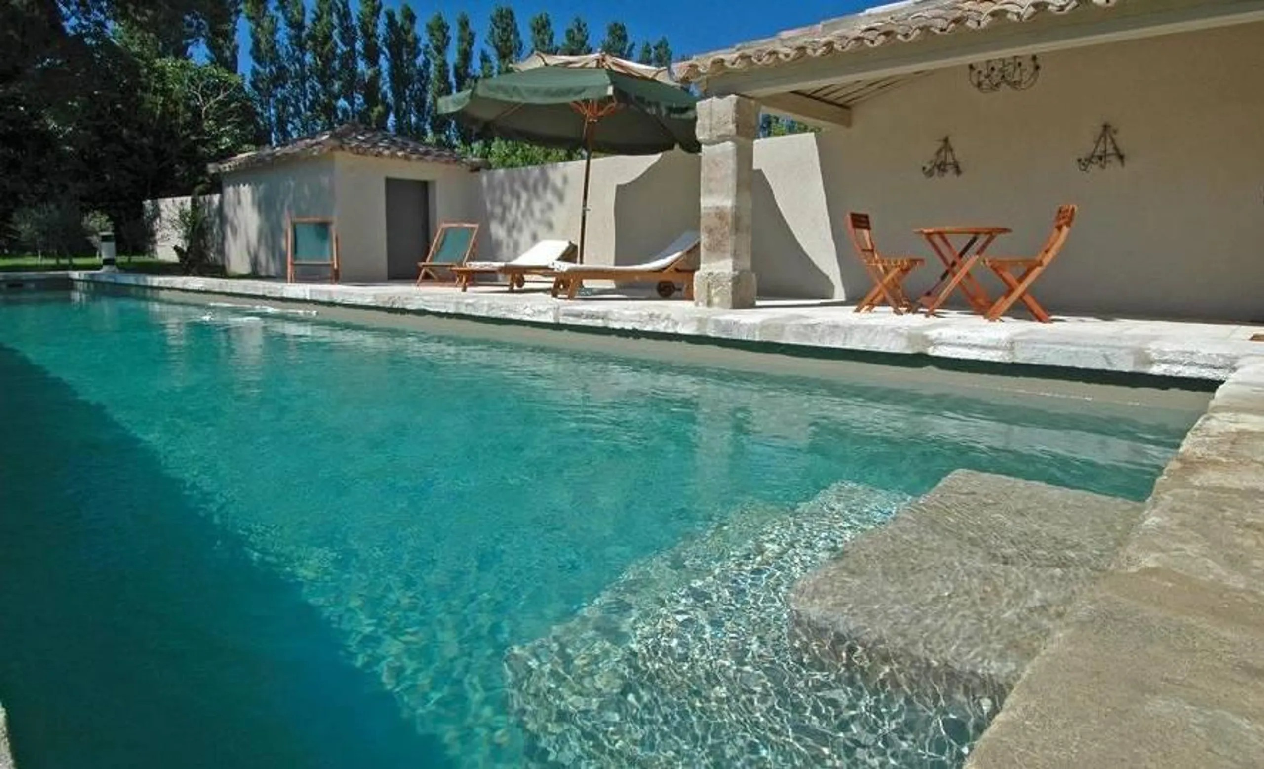 Charming Provencal Retreat with Serene Gardens and Historic Elegance in Saint Remy de Provence — photograph 6
