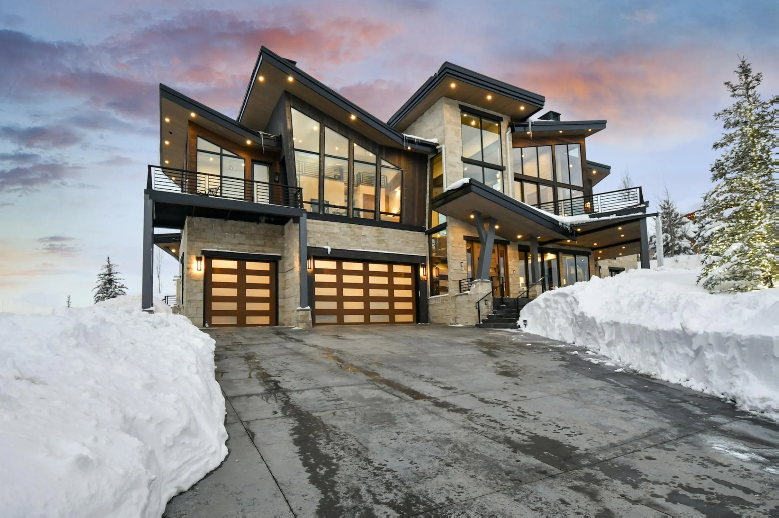 Contemporary Deer Crest Ski In-Ski Out Chalet with Heated Pool and Hot Tub — photograph 5