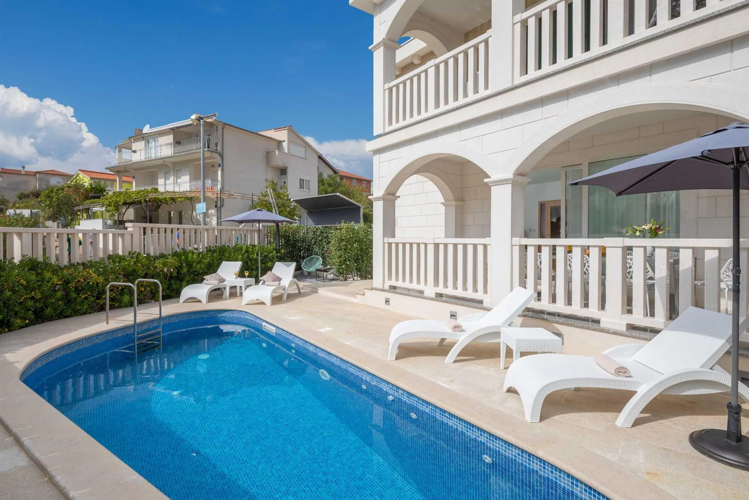 Gleaming Historic 4BR Villa with Blue Water Pool — photograph 2