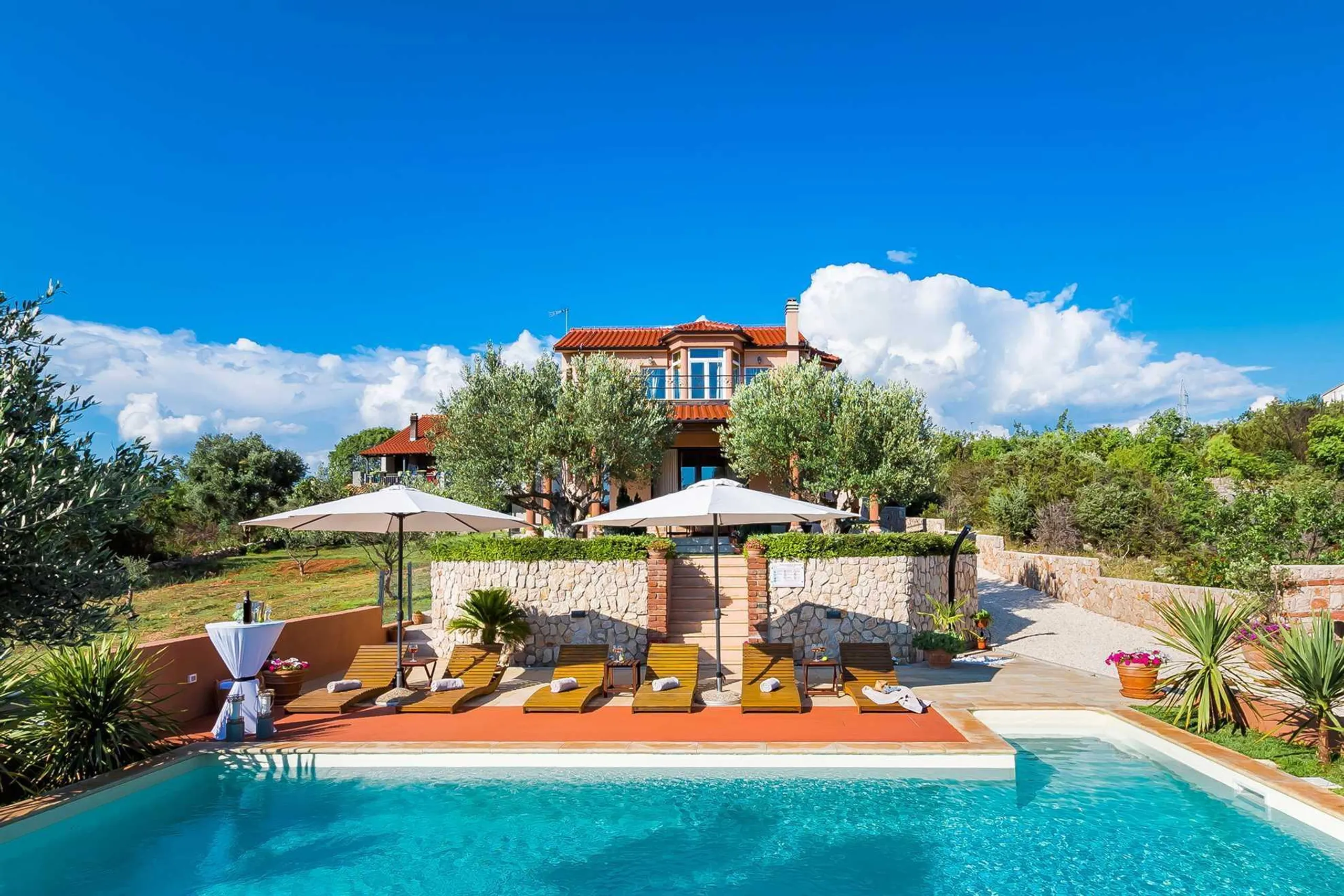Majestic Four-Bedroom Villa with Private Pool and and Spectacular Views — photograph 3